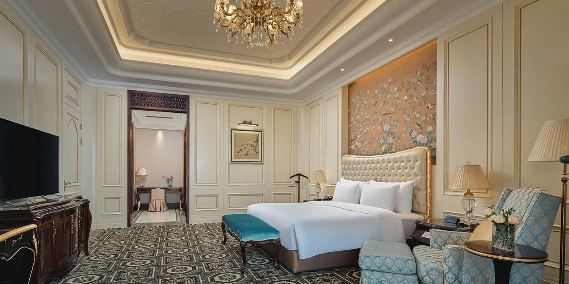 Photo of the whole room, Bed in Crowne Plaza Dongying by IHG