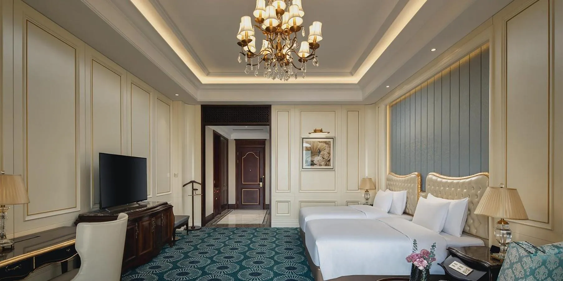 Photo of the whole room, Bed in Crowne Plaza Dongying by IHG