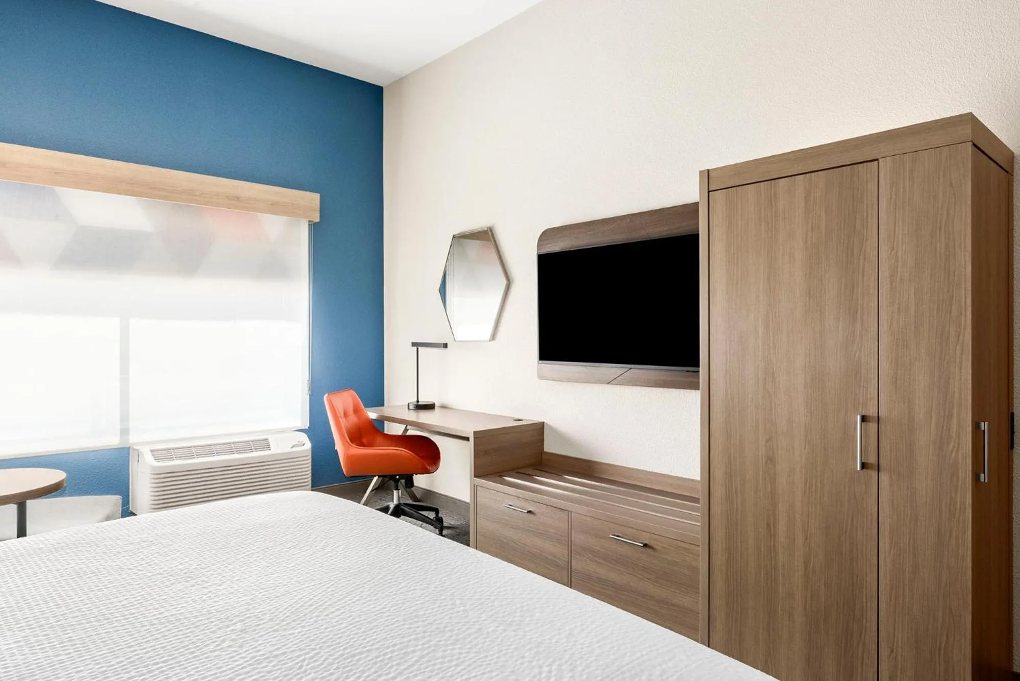 TV and multimedia, Bed in Holiday Inn Express & Suites - Phoenix West - Tolleson