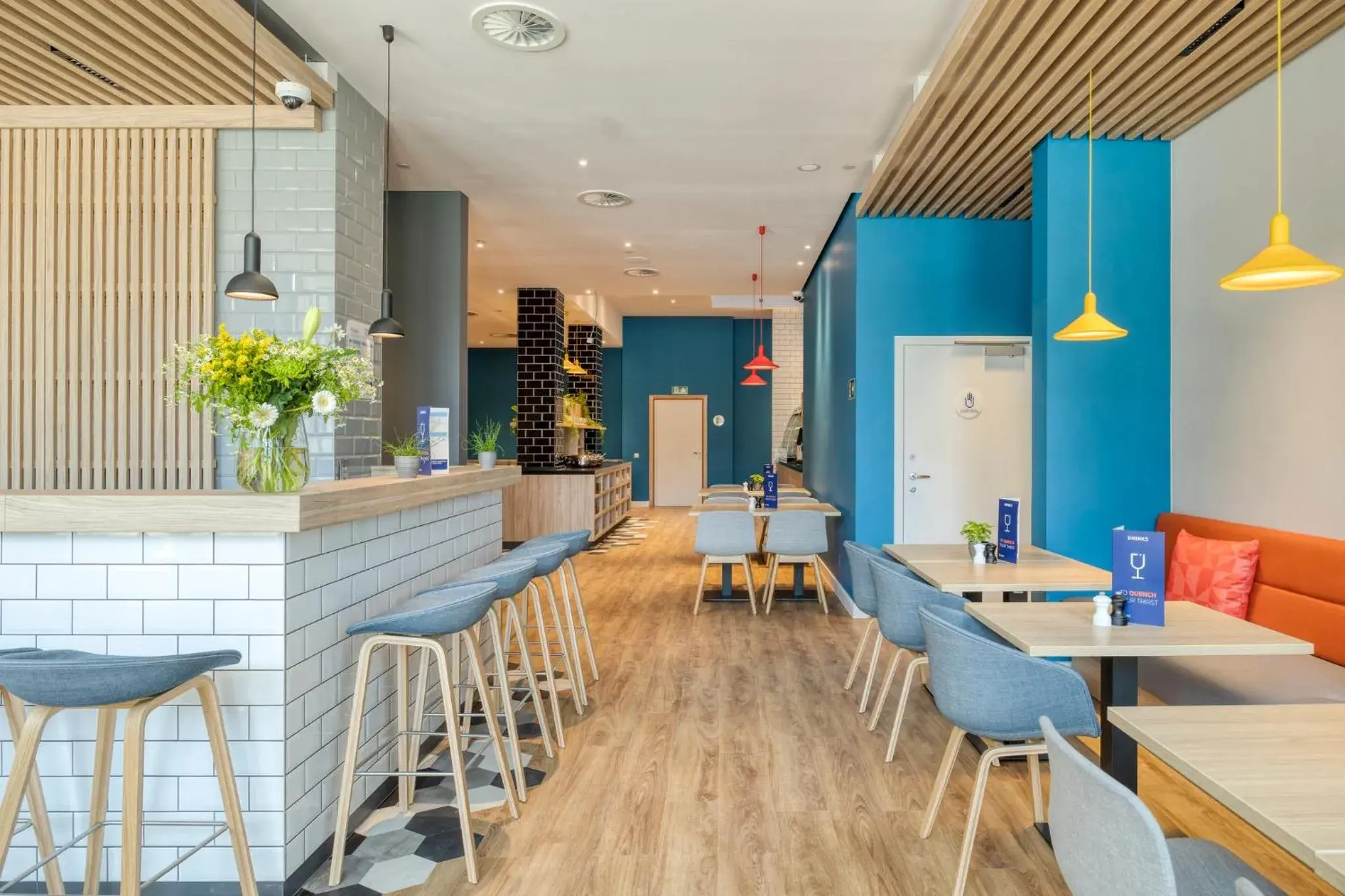 Lounge or bar in Holiday Inn Express Antwerp - City Centre by IHG Lounge or bar in Holiday Inn Express Antwerp - City Centre by IHG