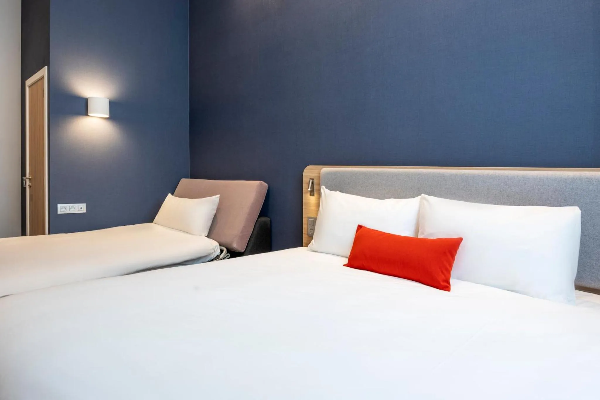 Photo of the whole room, Bed in Holiday Inn Express Antwerp - City Centre by IHG