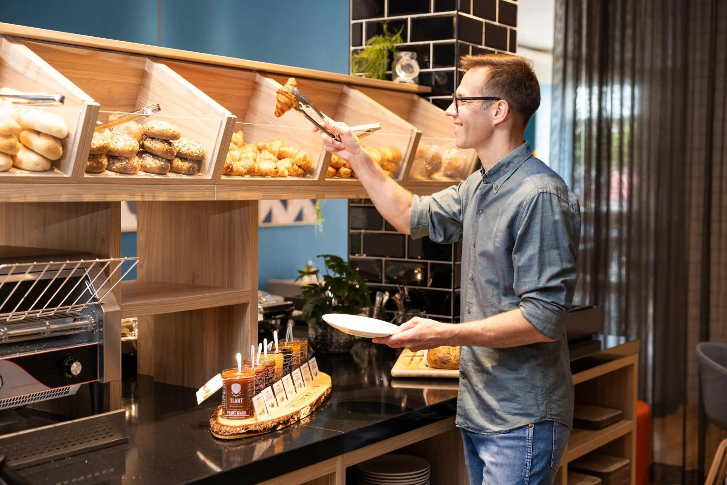 Buffet breakfast in Holiday Inn Express Antwerp - City Centre by IHG