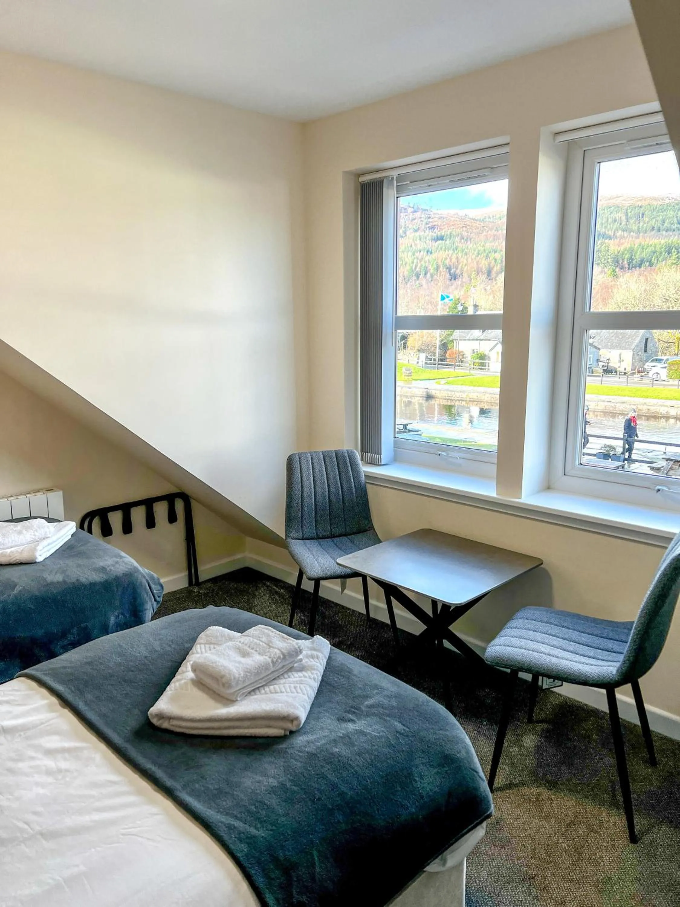 Seating area, Bed in Loch Ness Gate House
