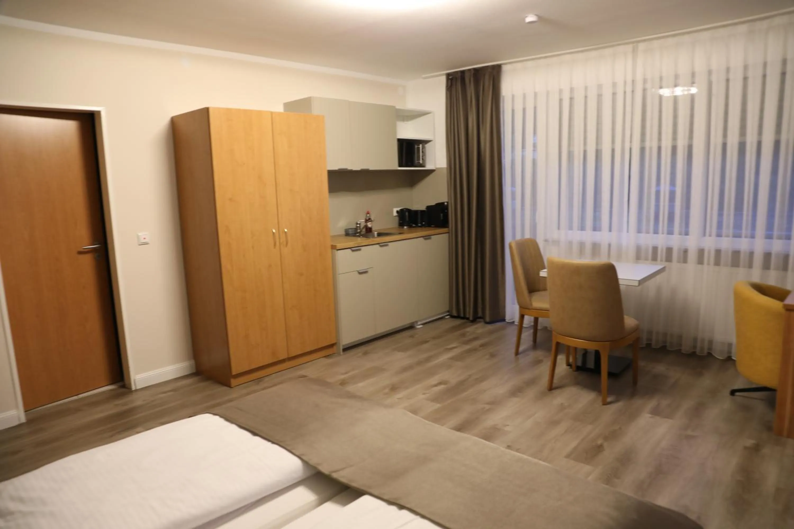 Kitchen or kitchenette, Bed in Hotel Schlangenbader Hof