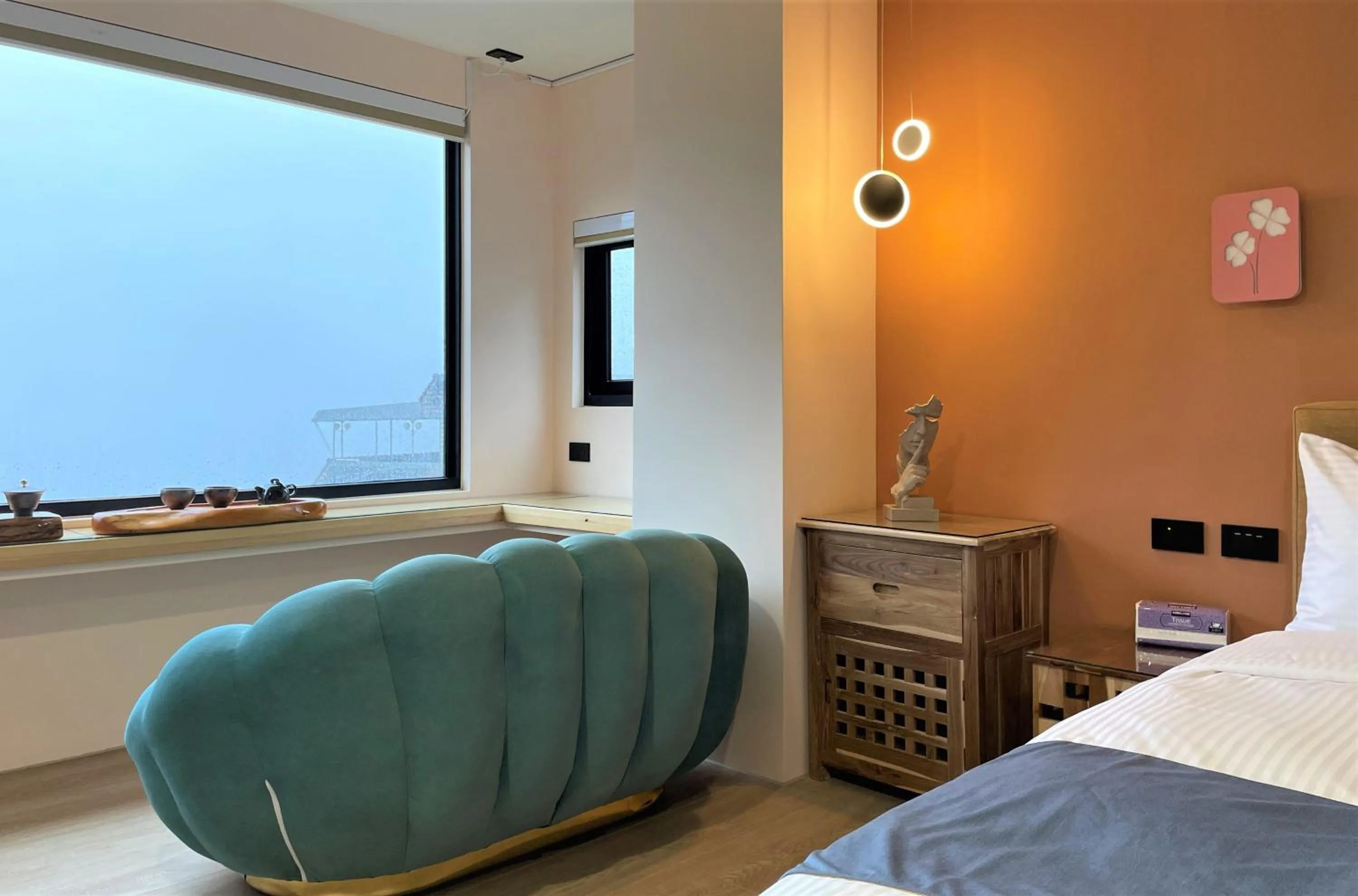 Seating area, Bed in 95 Pavilion