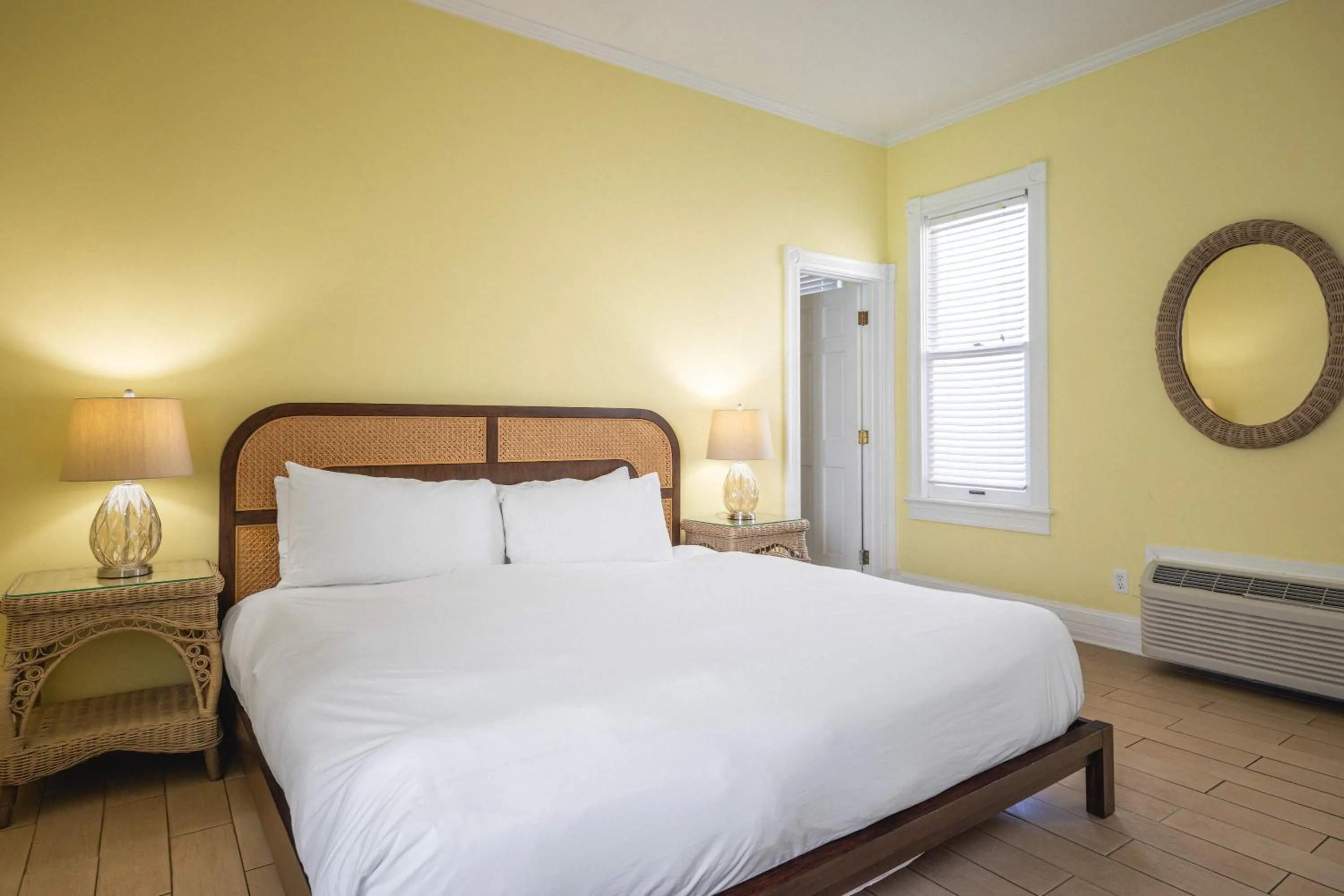 Classic King- Curry Mansion with Heated Pool!