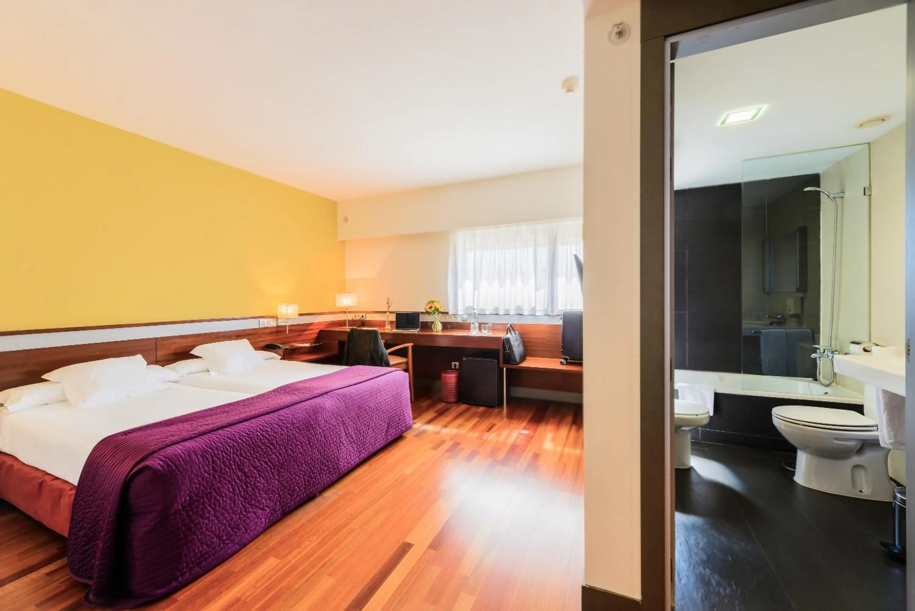 TV and multimedia, Bed in Hostal Torrejón