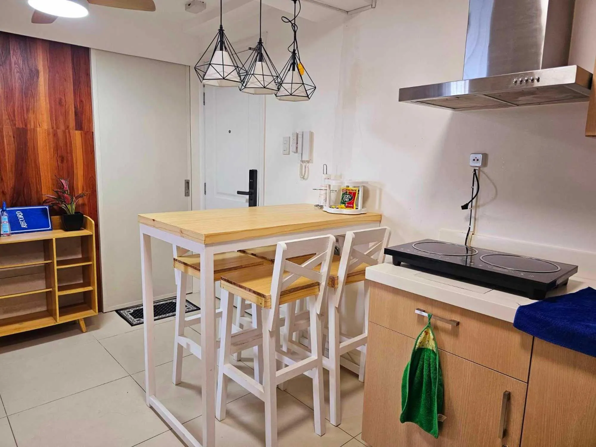 Kitchen or kitchenette in Acellyne's Suites at The Residences at Commonwealth by Century