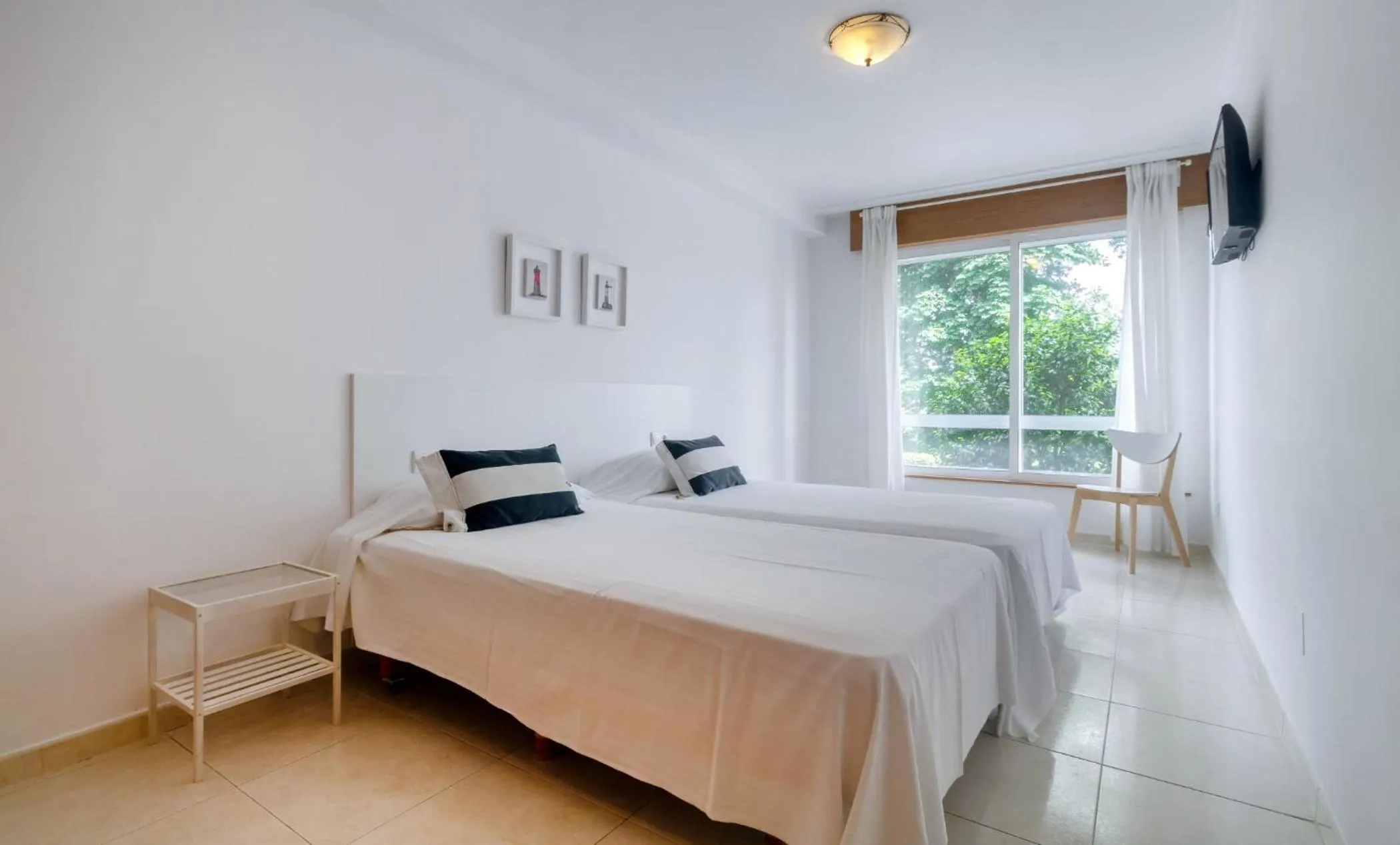 Photo of the whole room, Bed in Duerming Park Viveiro