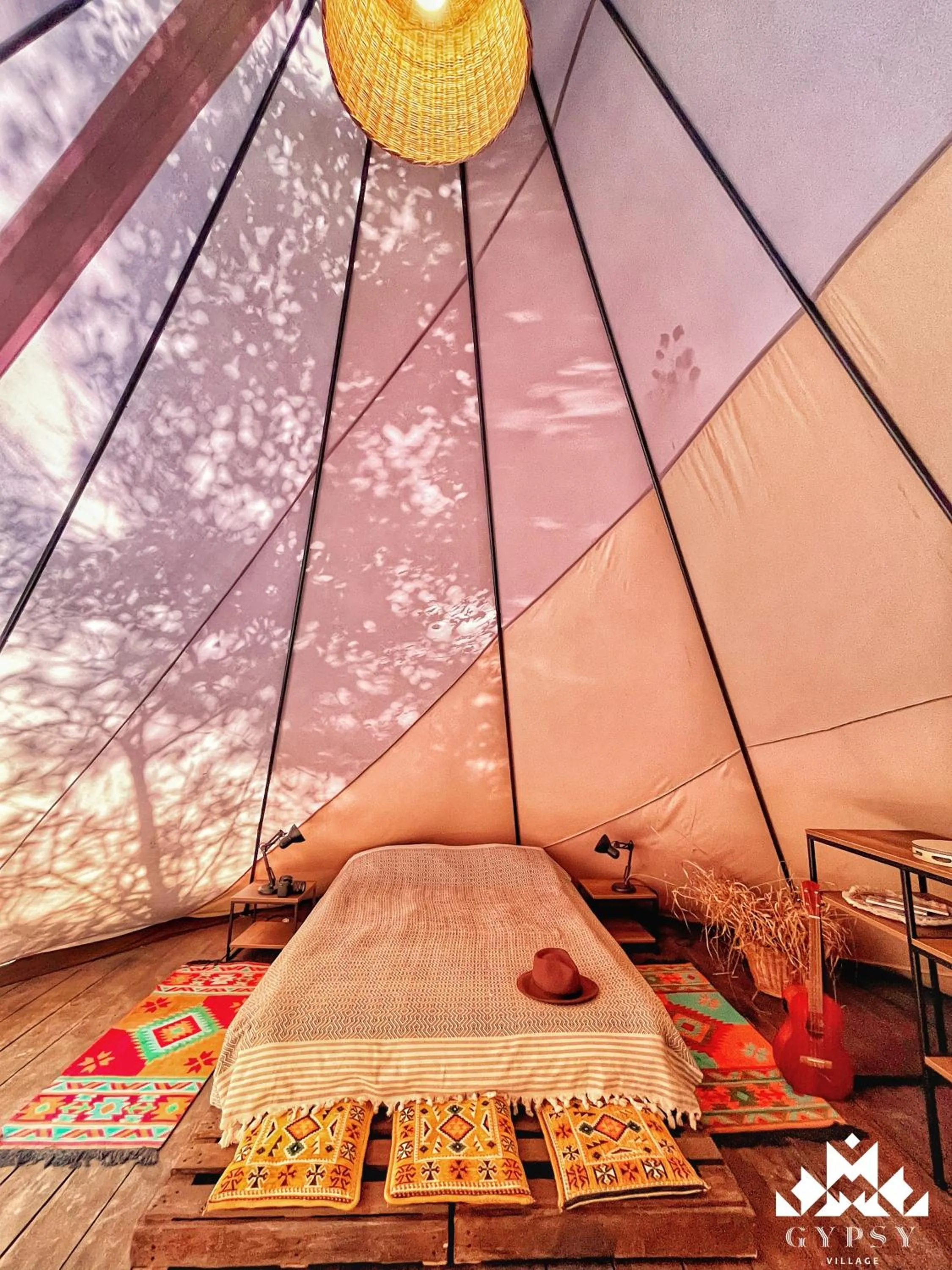 Bed in Gipsy Village Park Hotel
