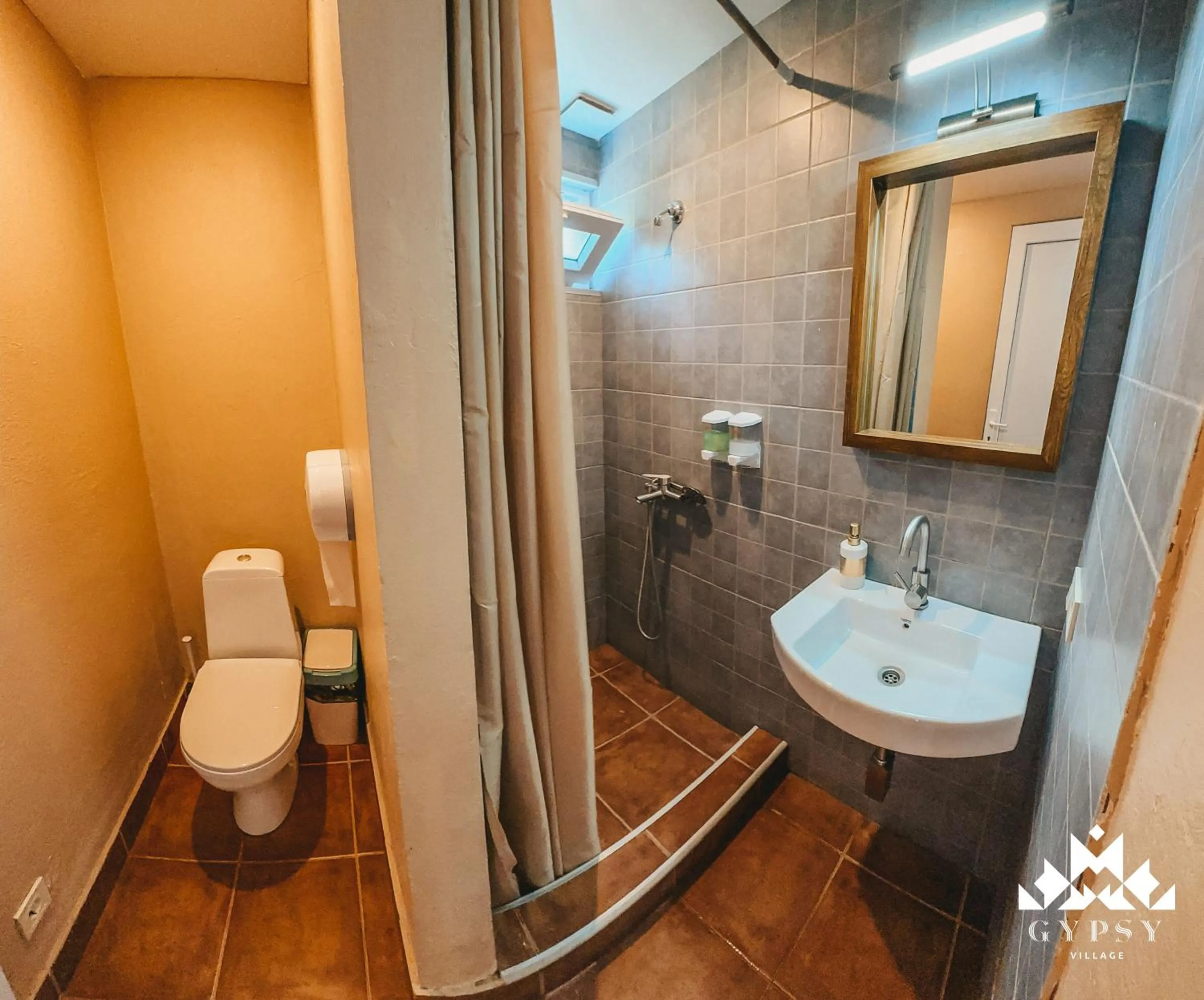 Shower in Gipsy Village Park Hotel