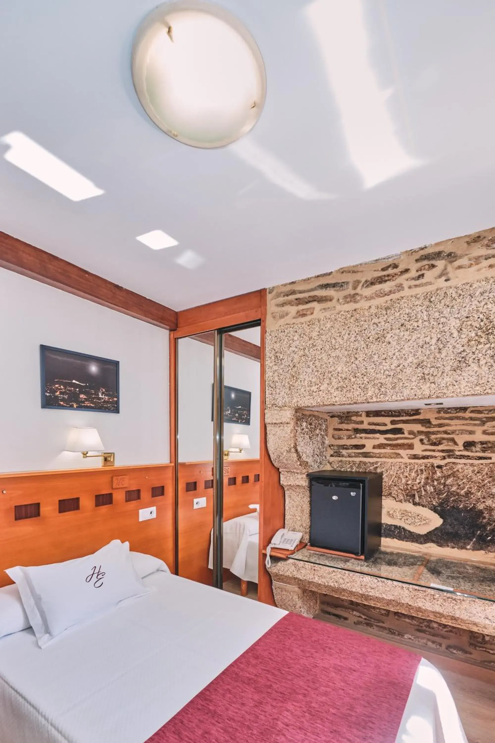 Single Room in Hotel Entrecercas Single Room in Hotel Entrecercas