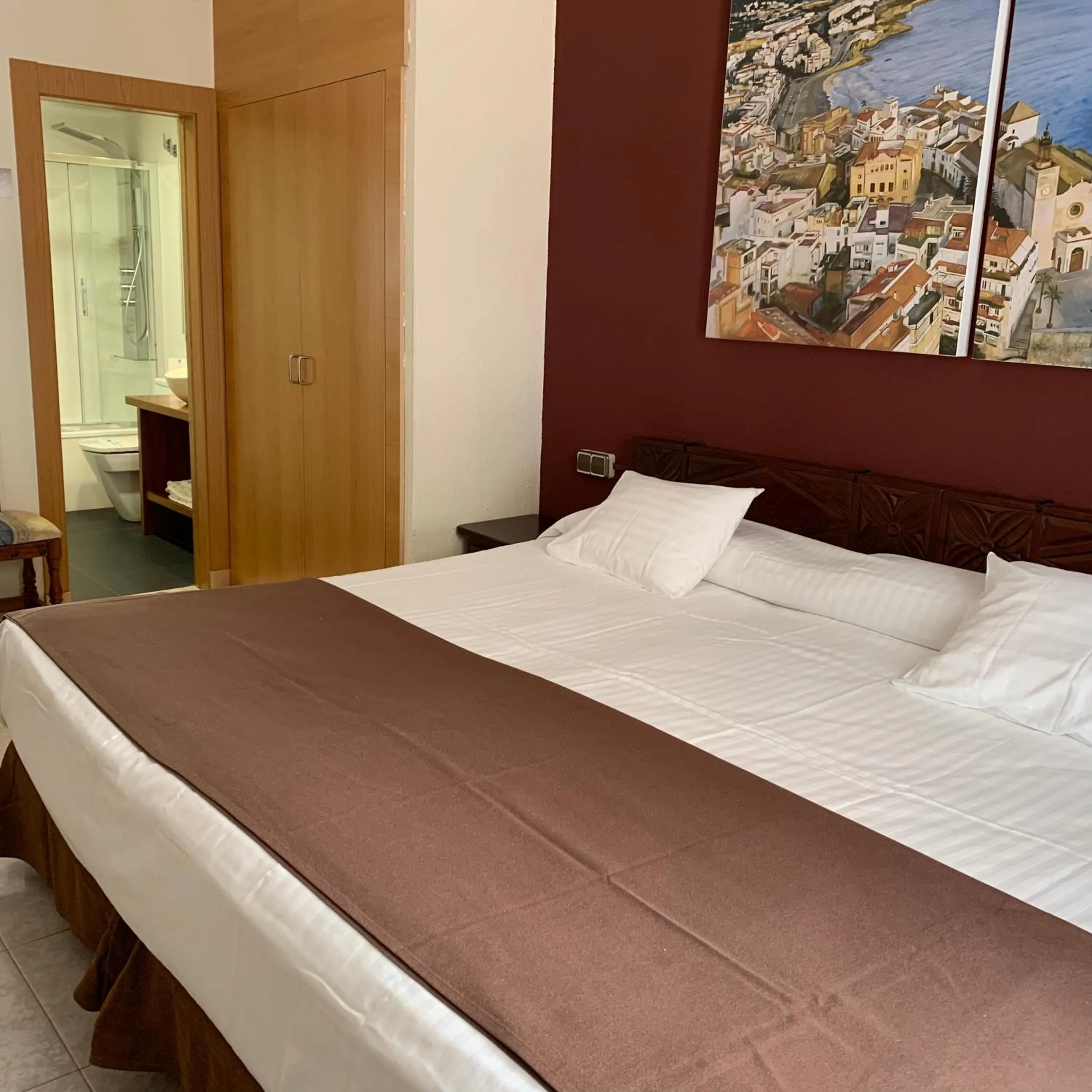 Photo of the whole room, Bed in Galeón