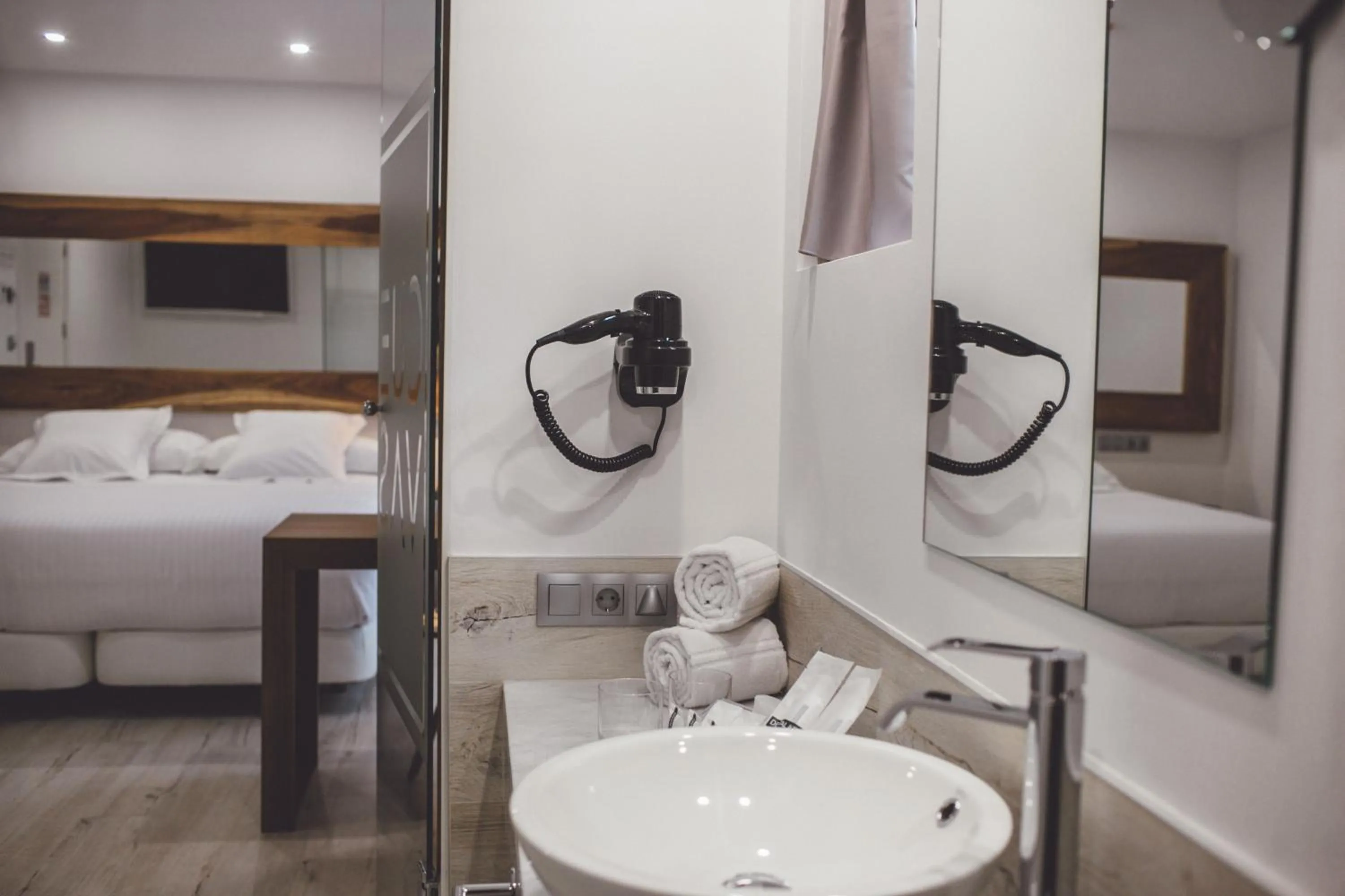 Bathroom, Bed in Hotel Cuevas - Adults Only