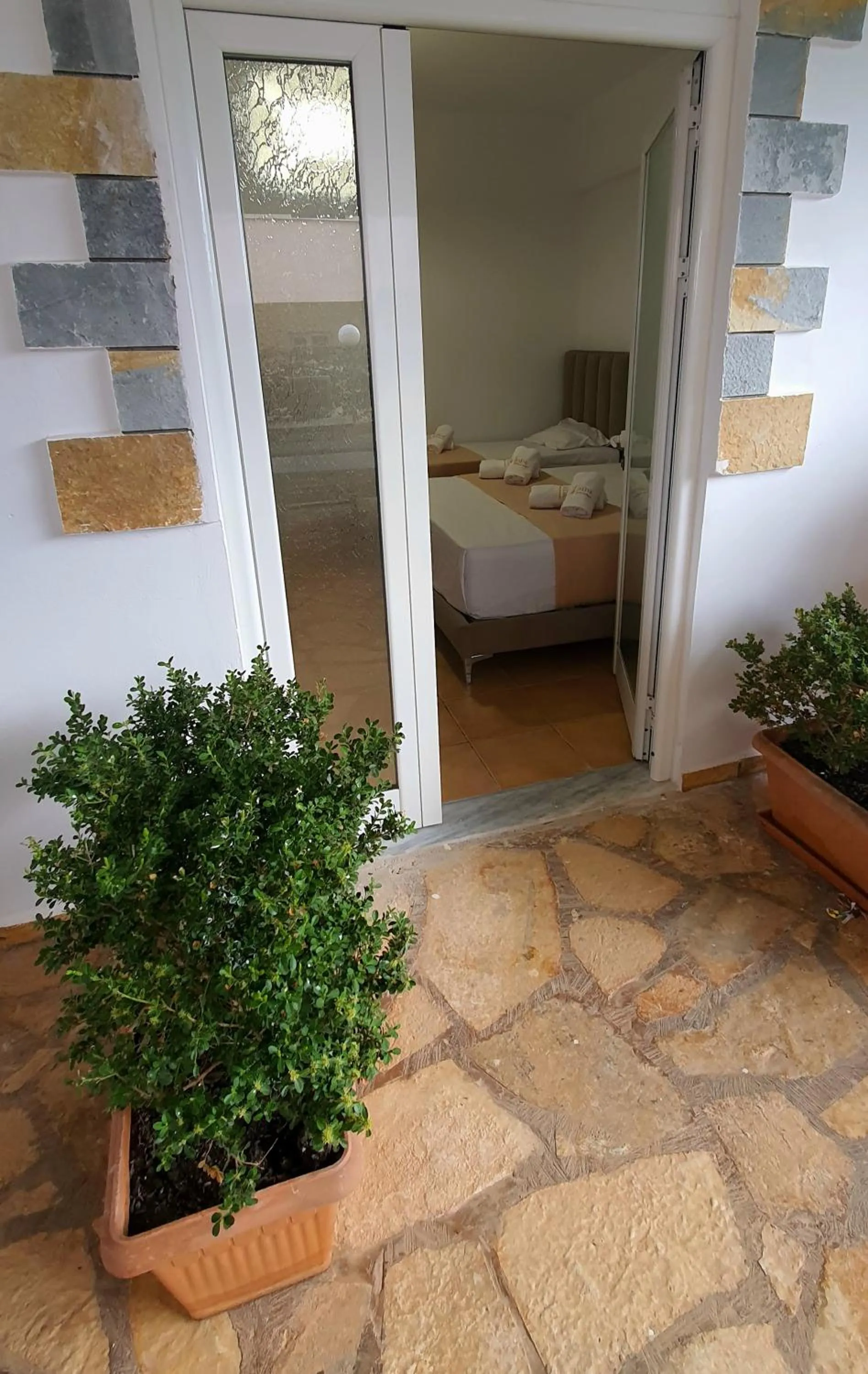 Property building, Bed in Hotel de Ksamil