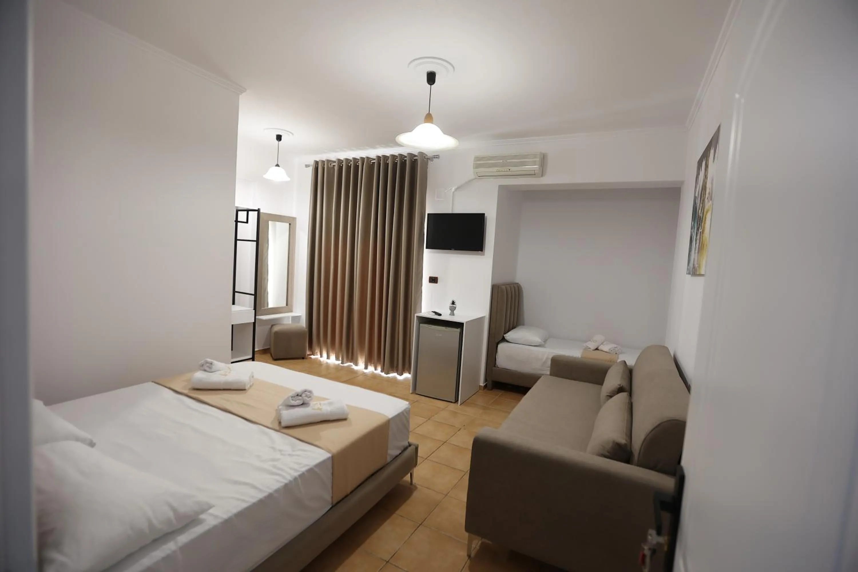 Bed in Hotel de Ksamil