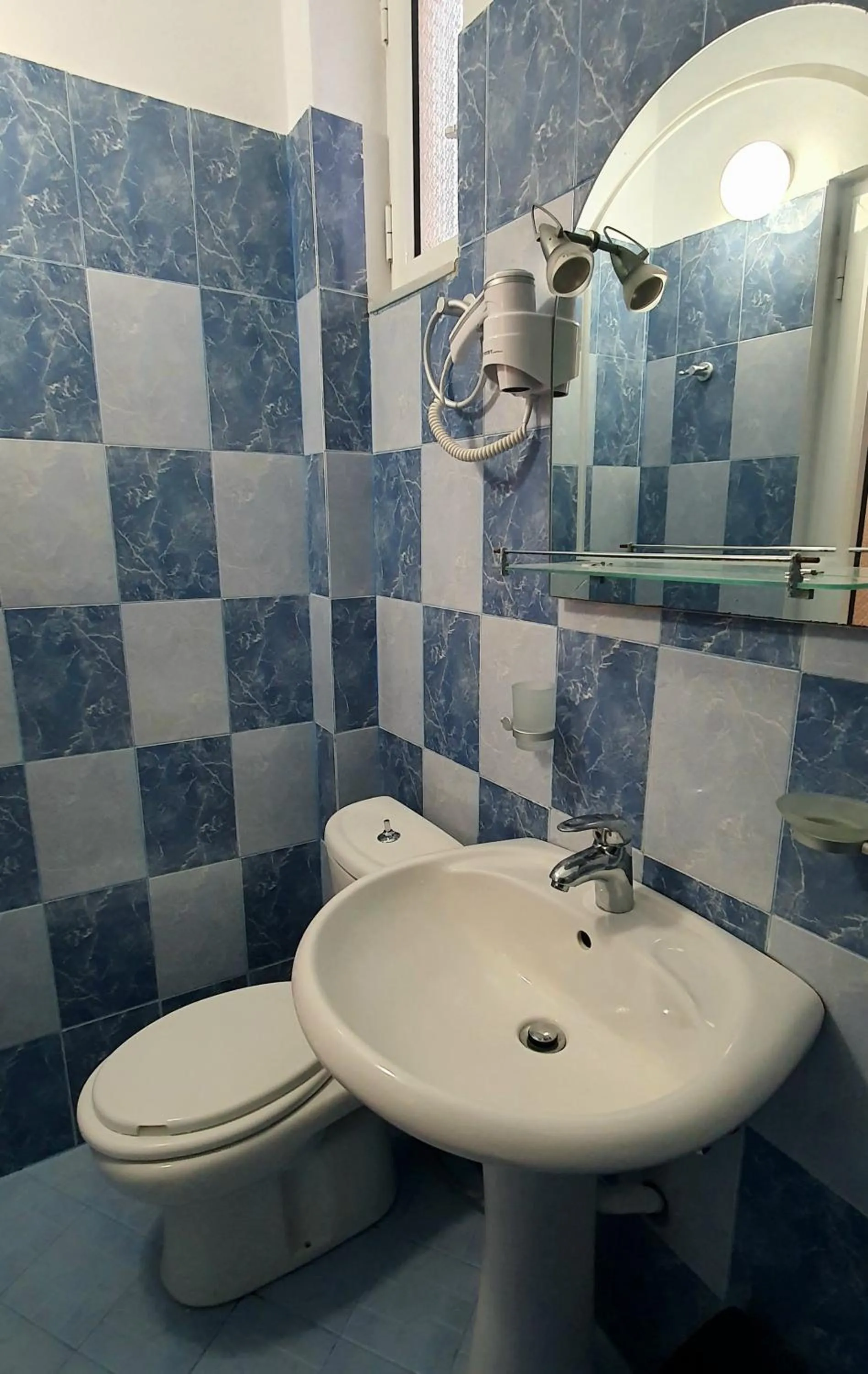 Shower in Hotel de Ksamil