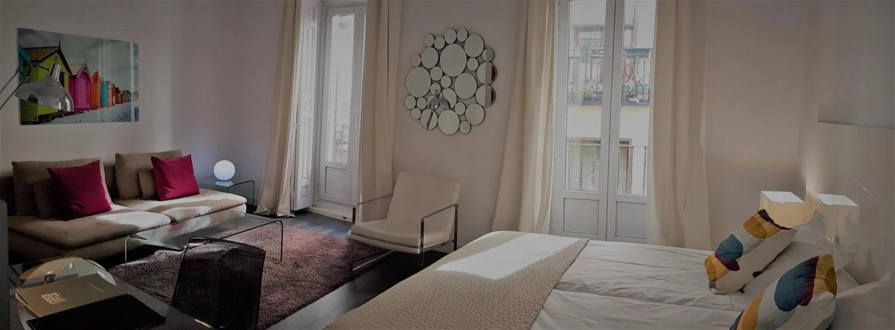 Photo of the whole room, Bed in Suite Prado