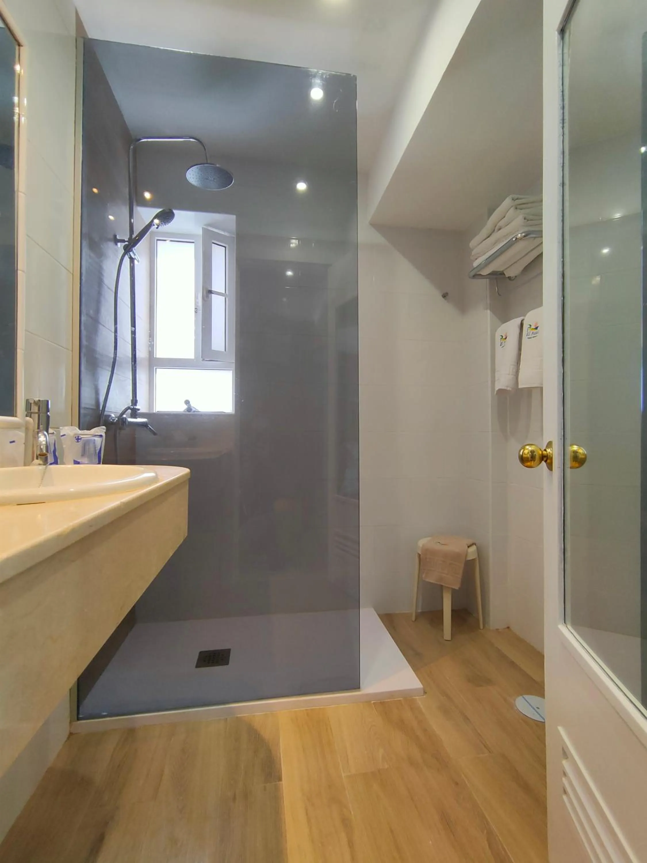 Bathroom in Apartamentos El Paseo