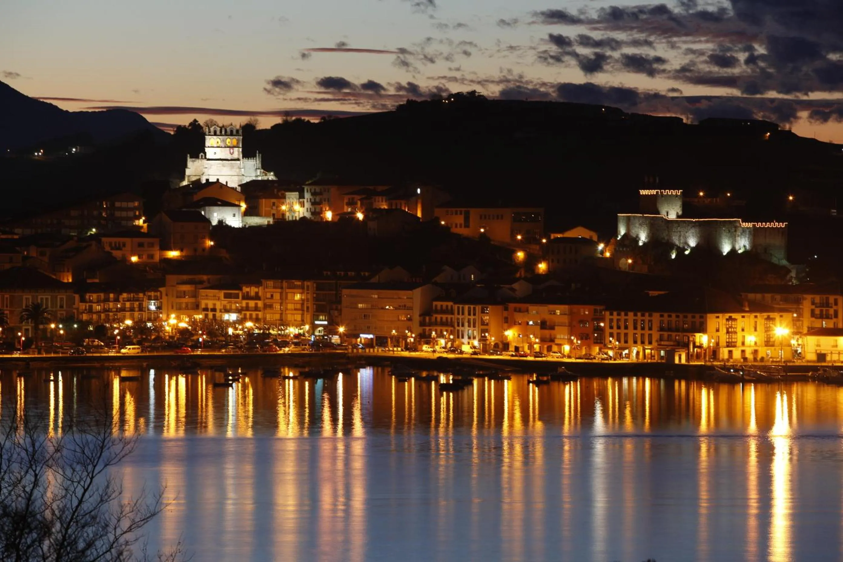 Evening entertainment in Hotel Faro de San Vicente