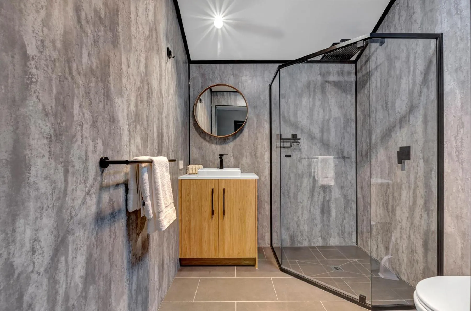 Shower in Gawler Arms Hotel