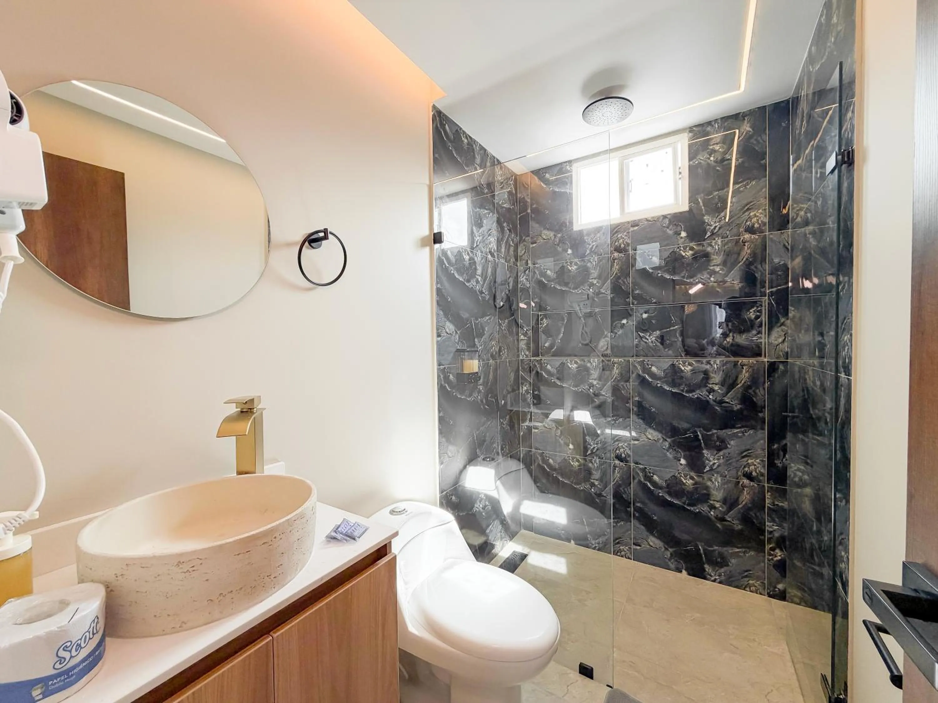 Toilet in Hotel Recuerdos de mi Tierra El Poblado Provenza