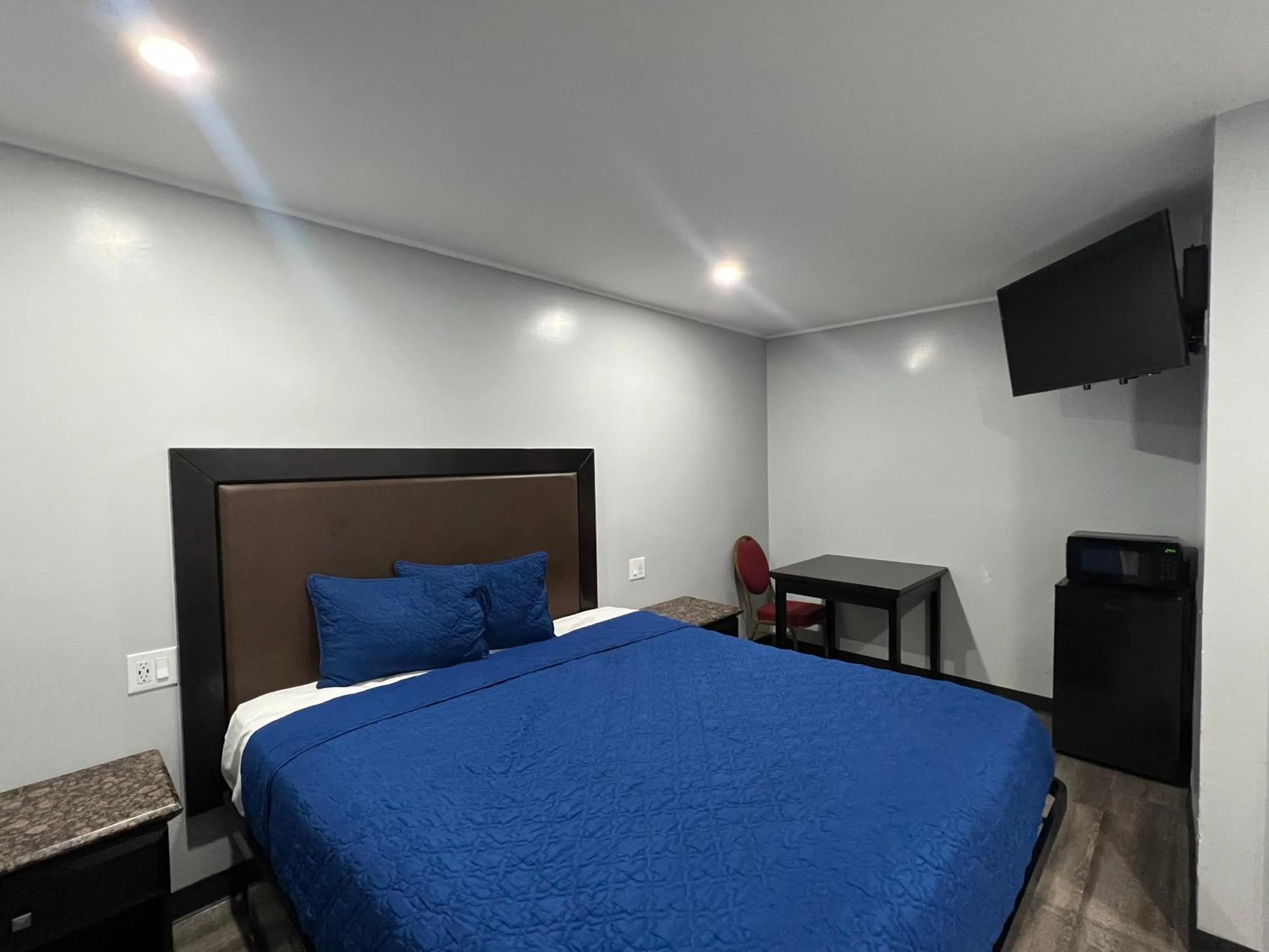Photo of the whole room, Bed in Pine tree inn