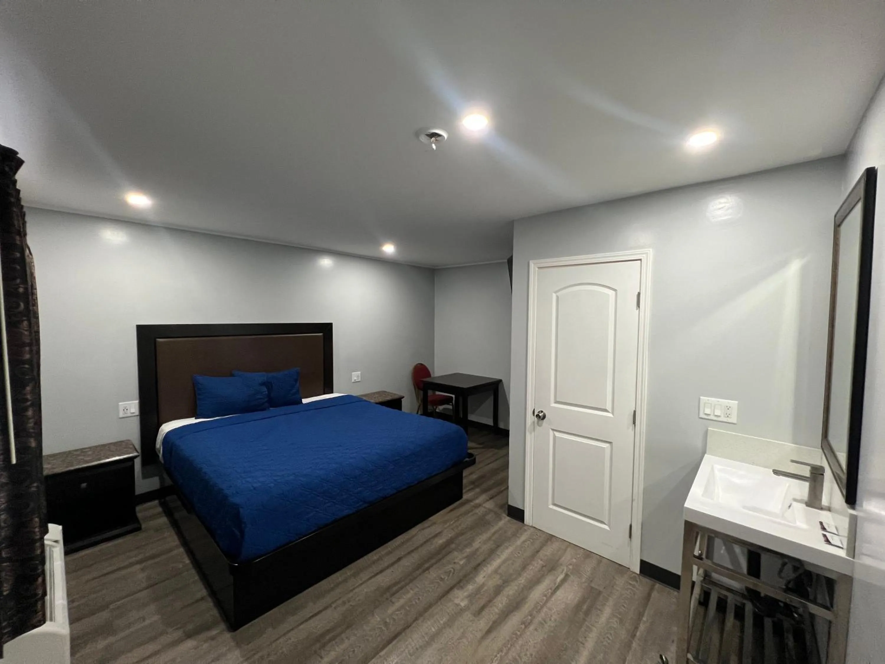 Photo of the whole room, Bed in Pine tree inn