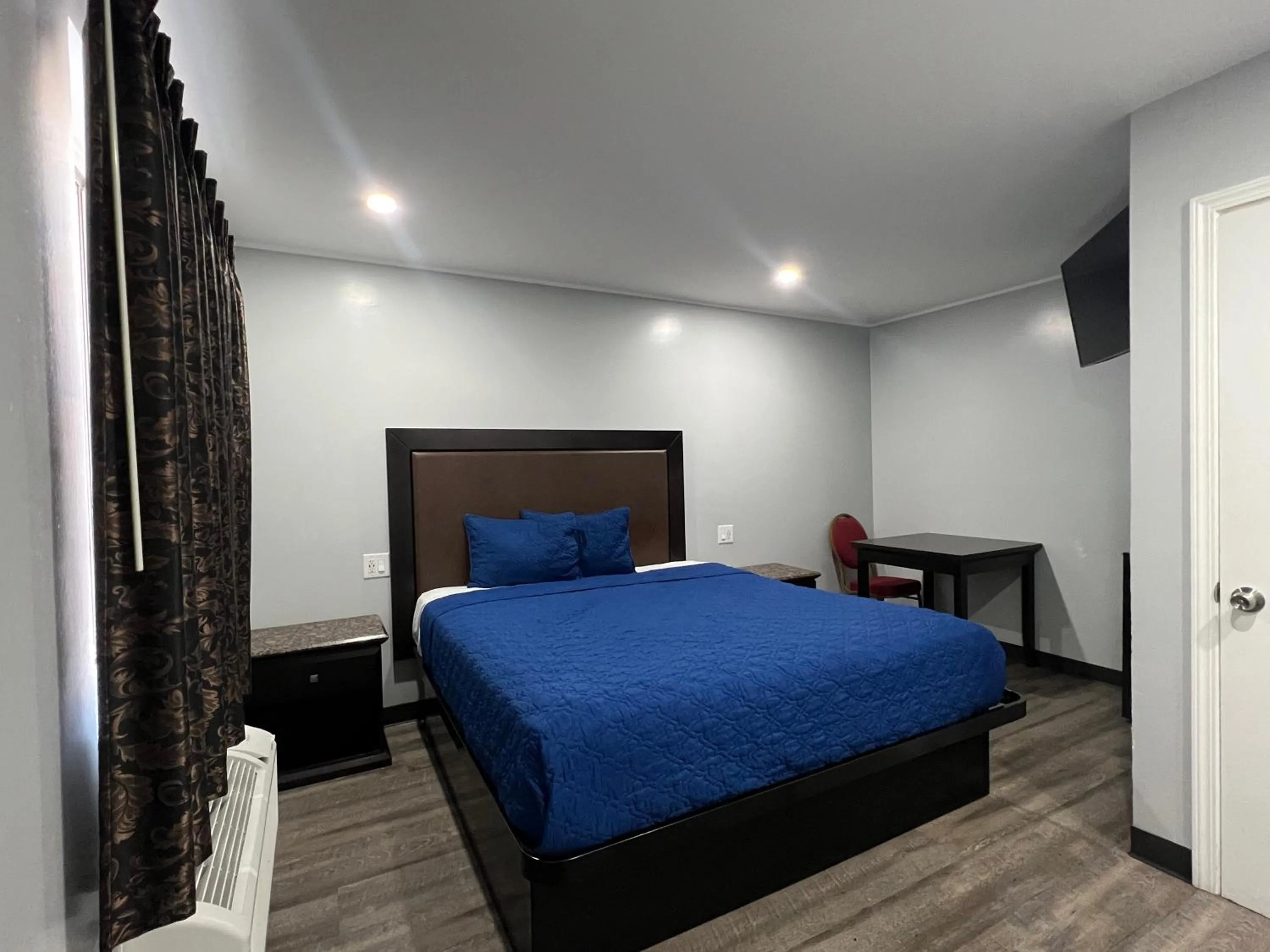 Bedroom, Bed in Pine tree inn