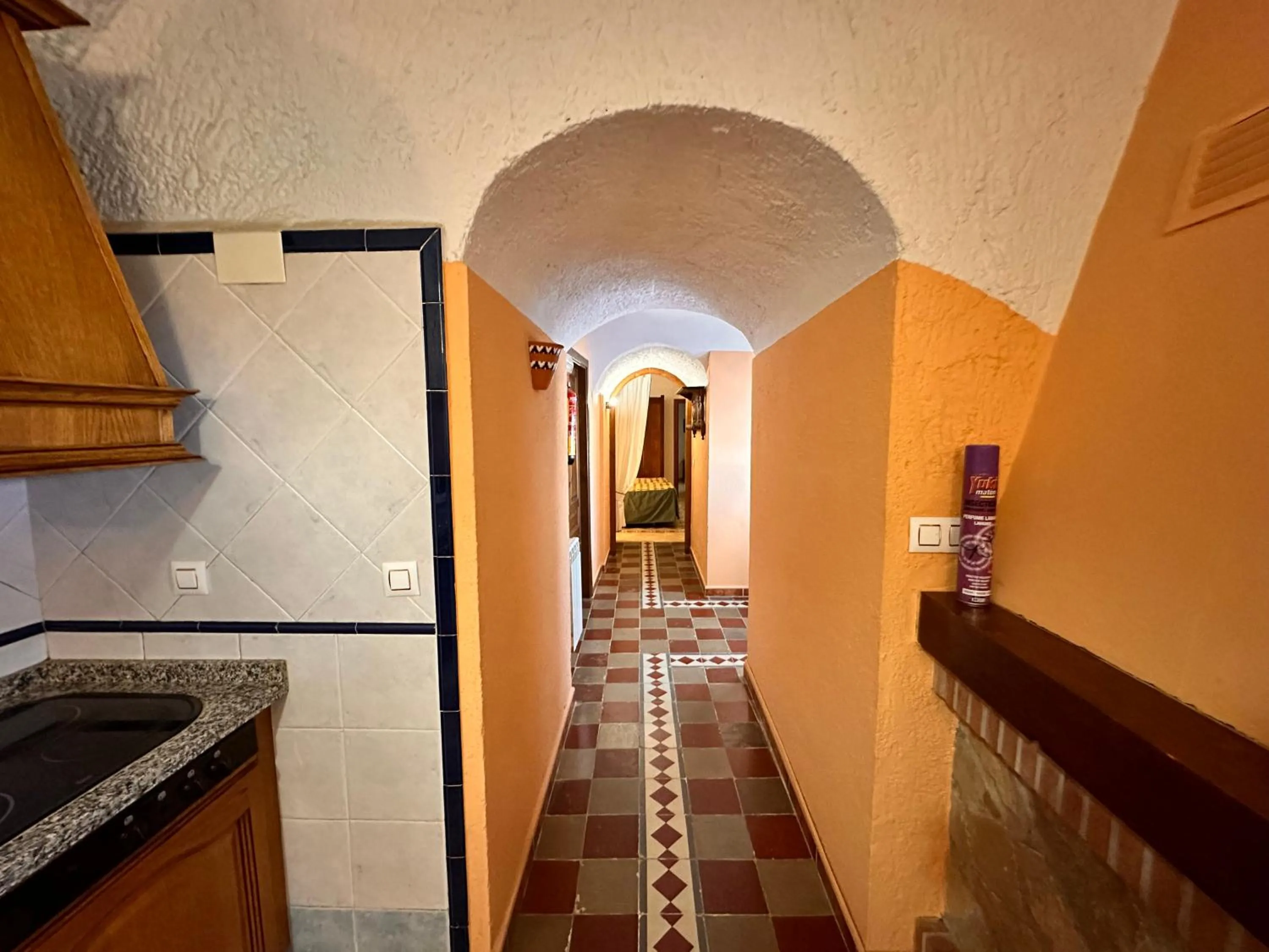 Photo of the whole room in Cuevas La Granja