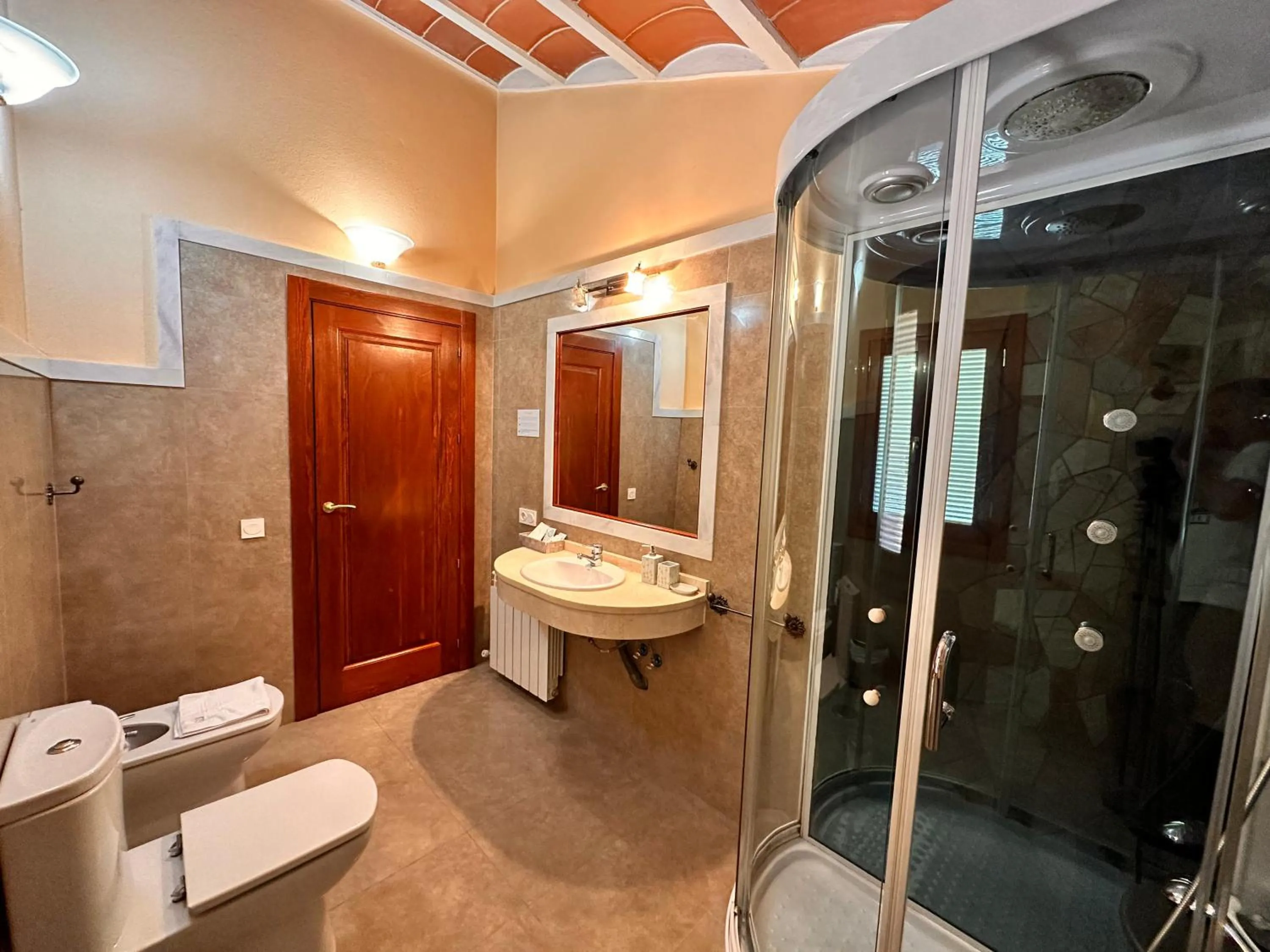 Shower in Cuevas La Granja