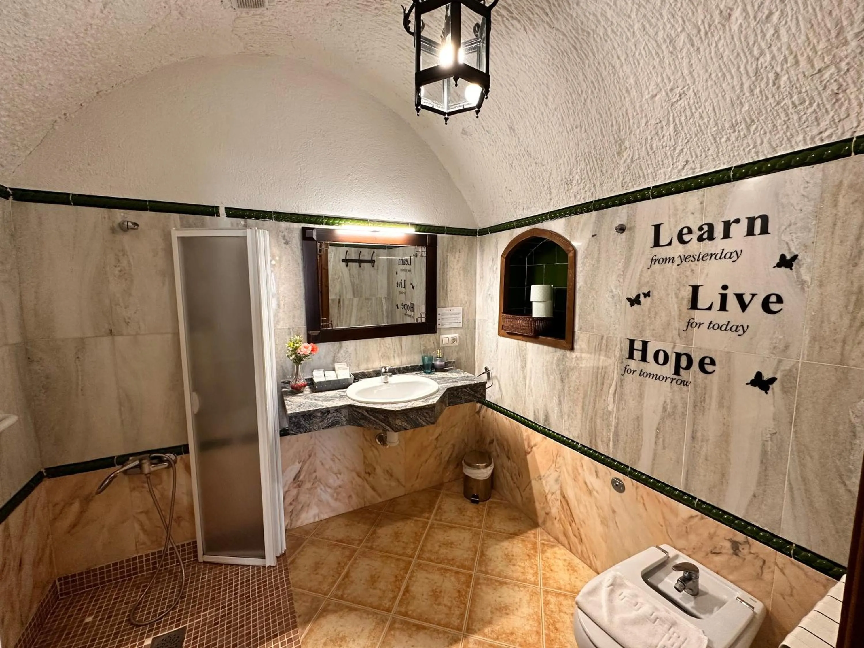 Shower in Cuevas La Granja