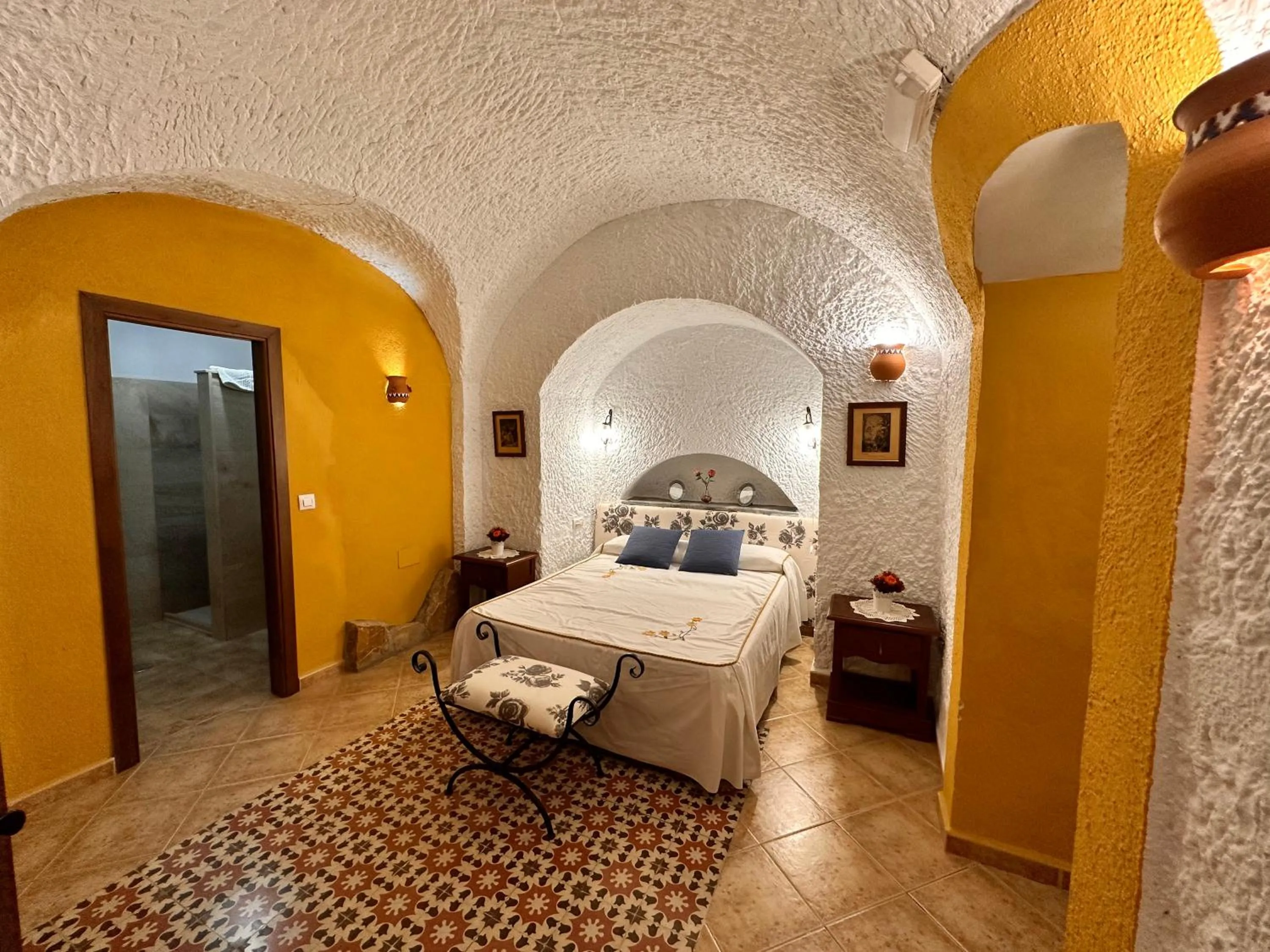 Toilet, Bed in Cuevas La Granja