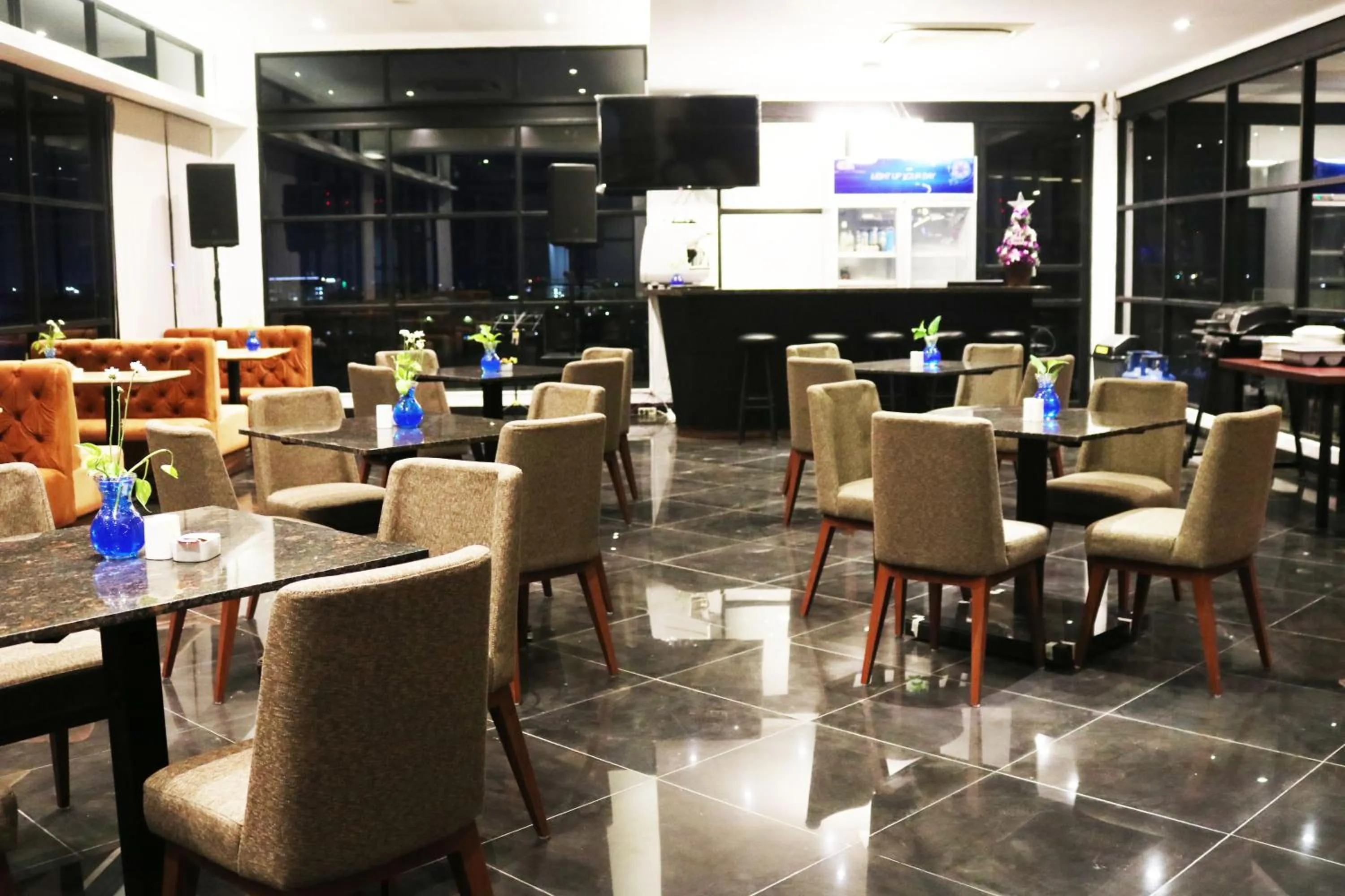 Restaurant/places to eat in Surabaya River View Hotel