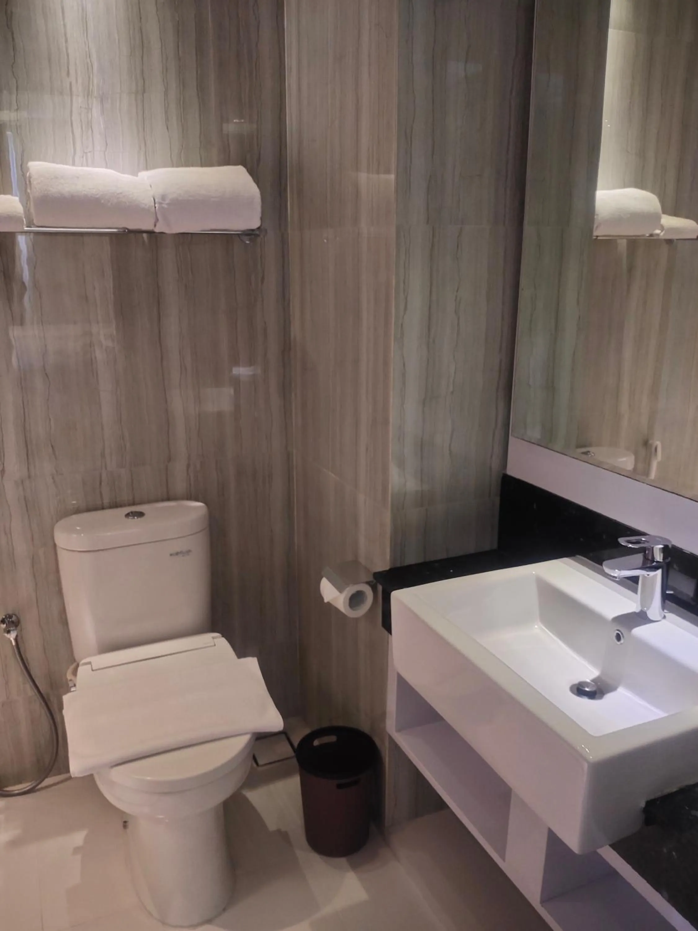 Toilet in Surabaya River View Hotel