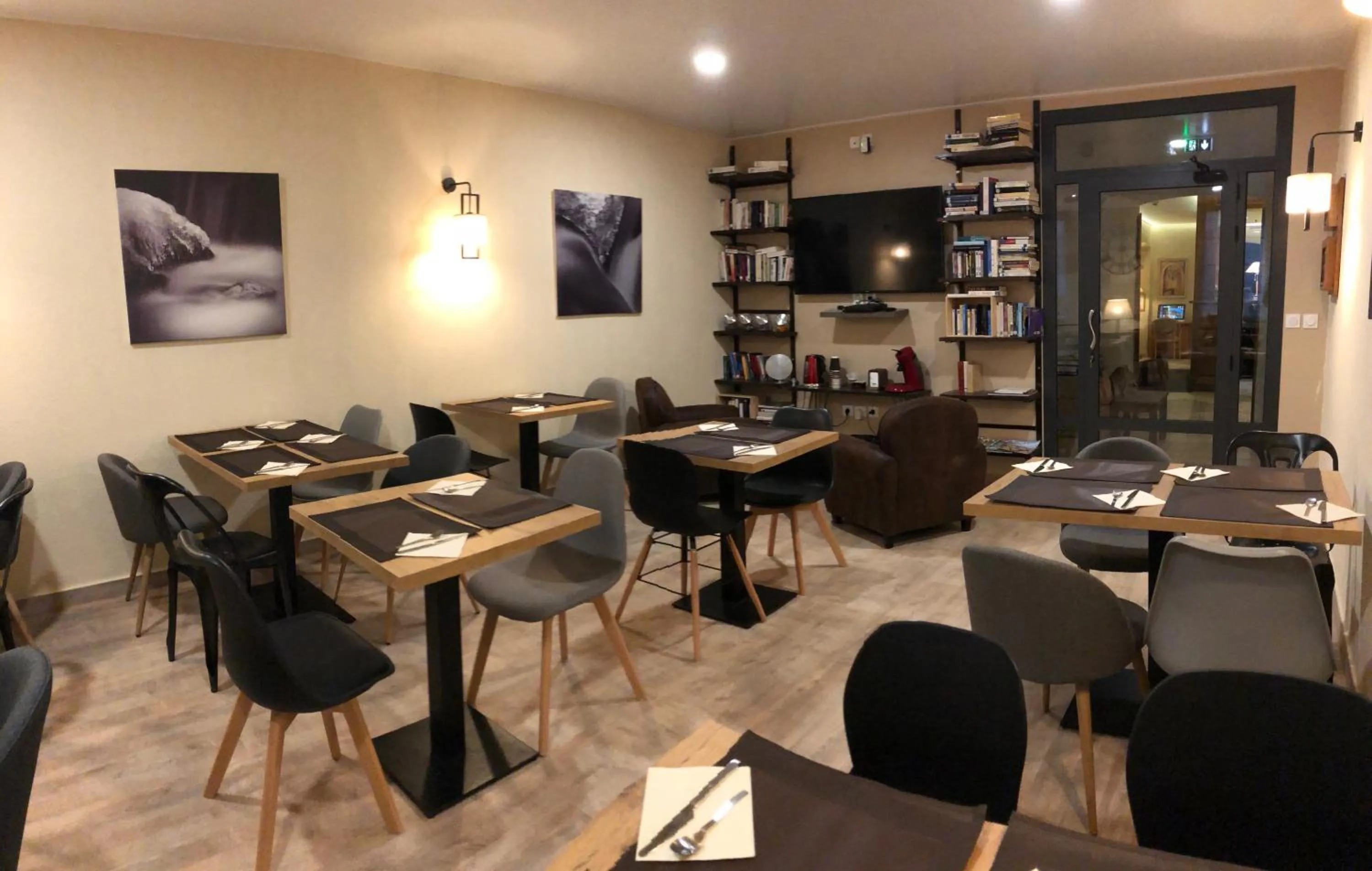 Communal lounge/ TV room in Hôtel du Nord