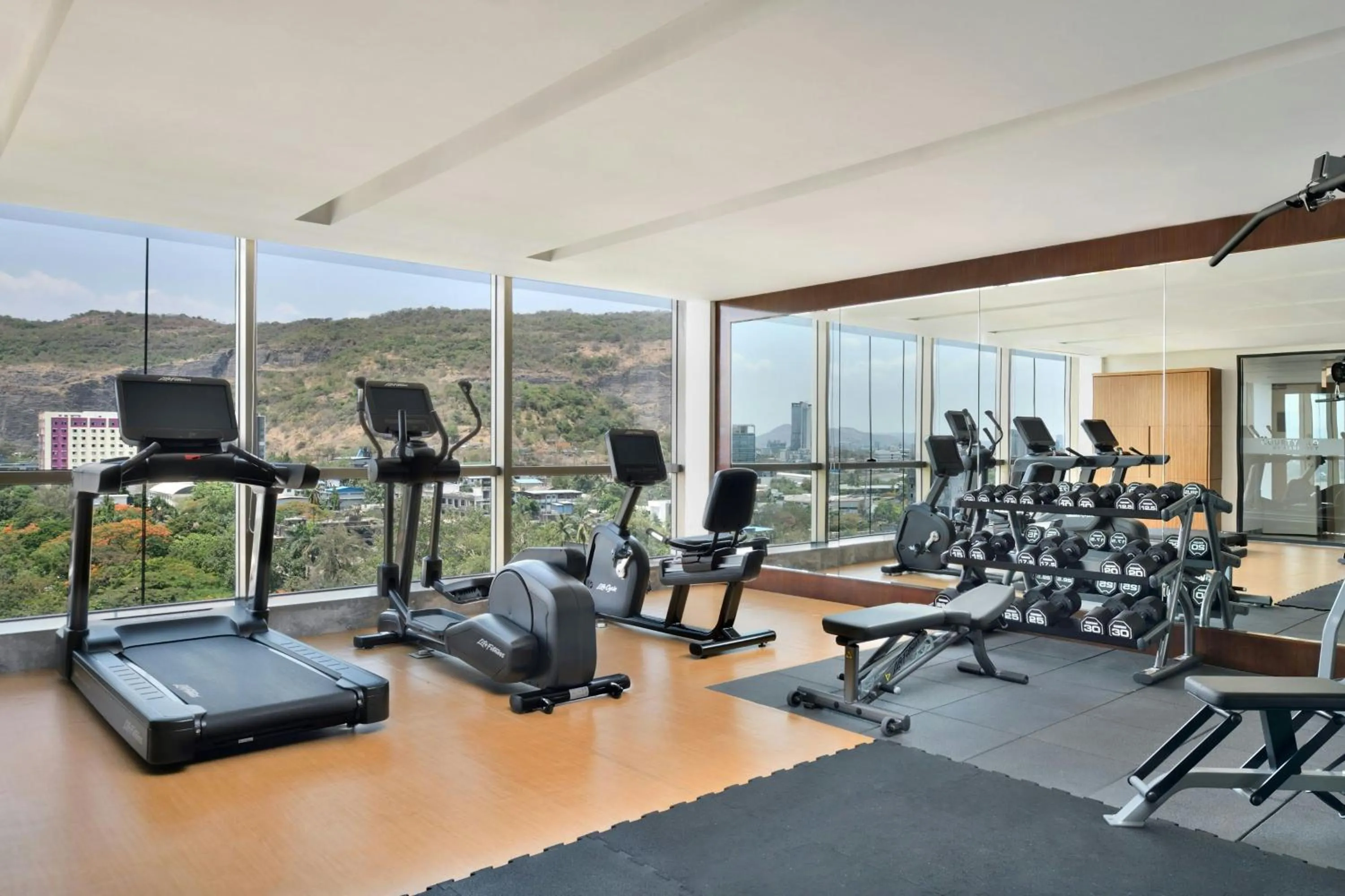 Fitness centre/facilities in Courtyard by Marriott Navi Mumbai