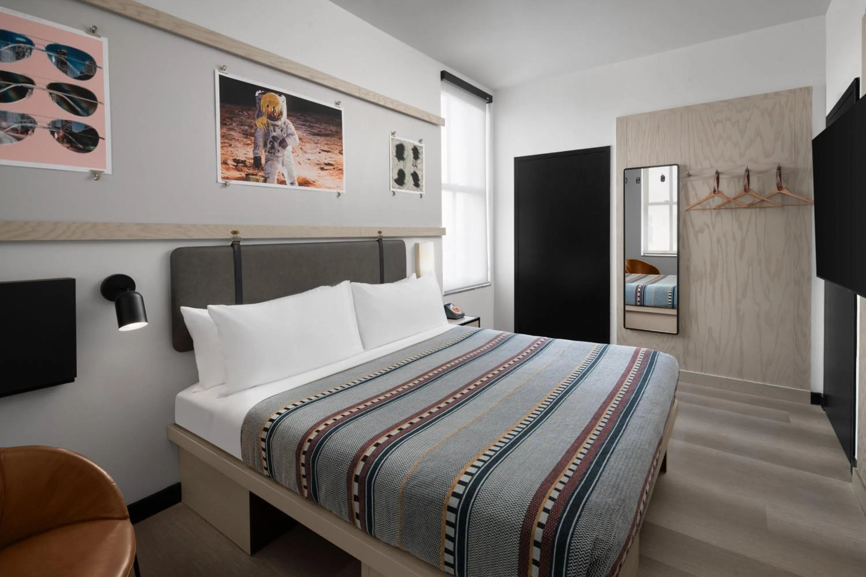 Bedroom, Bed in Moxy Houston Downtown