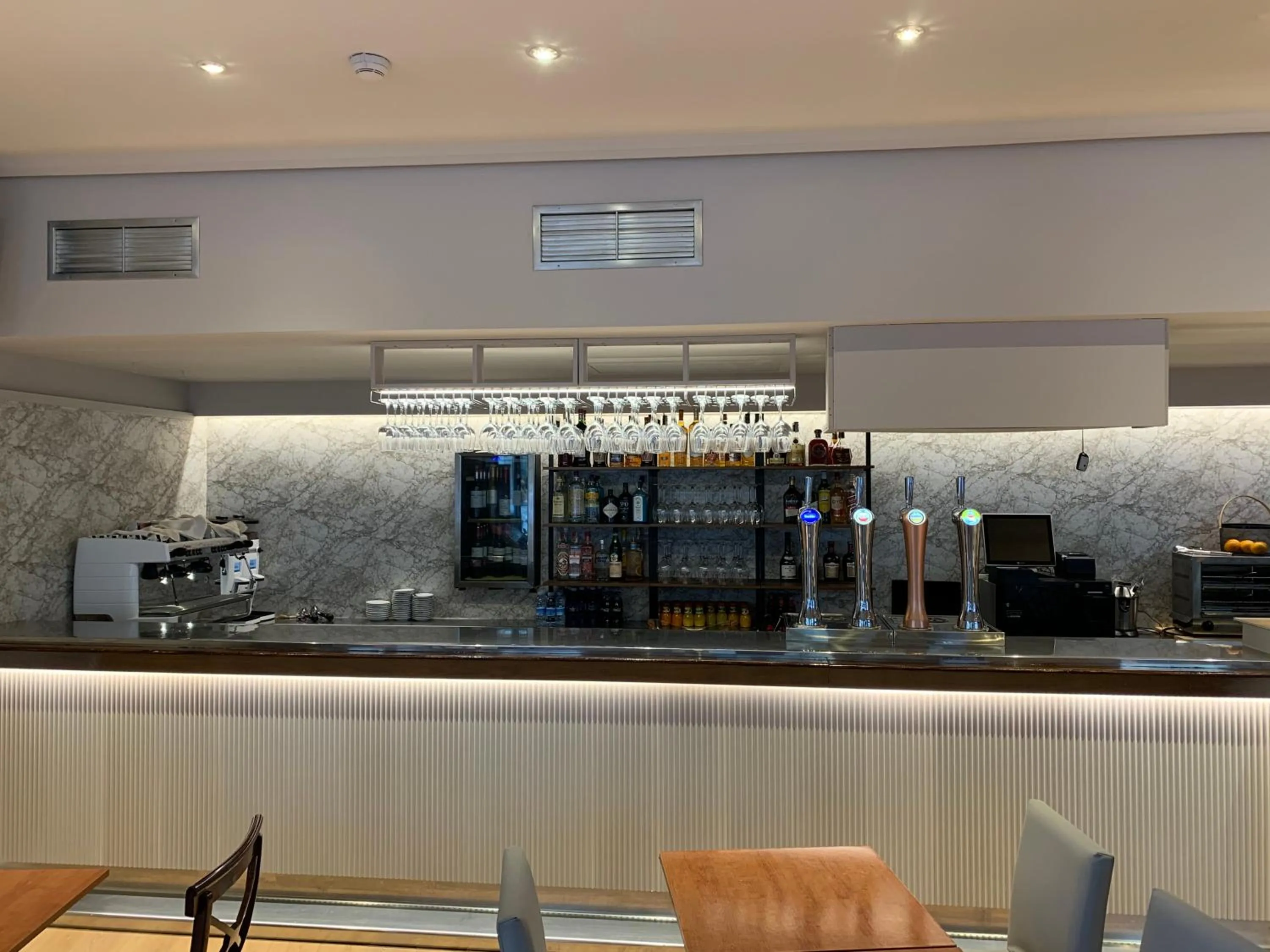 Lounge or bar in Hotel Unzaga Plaza