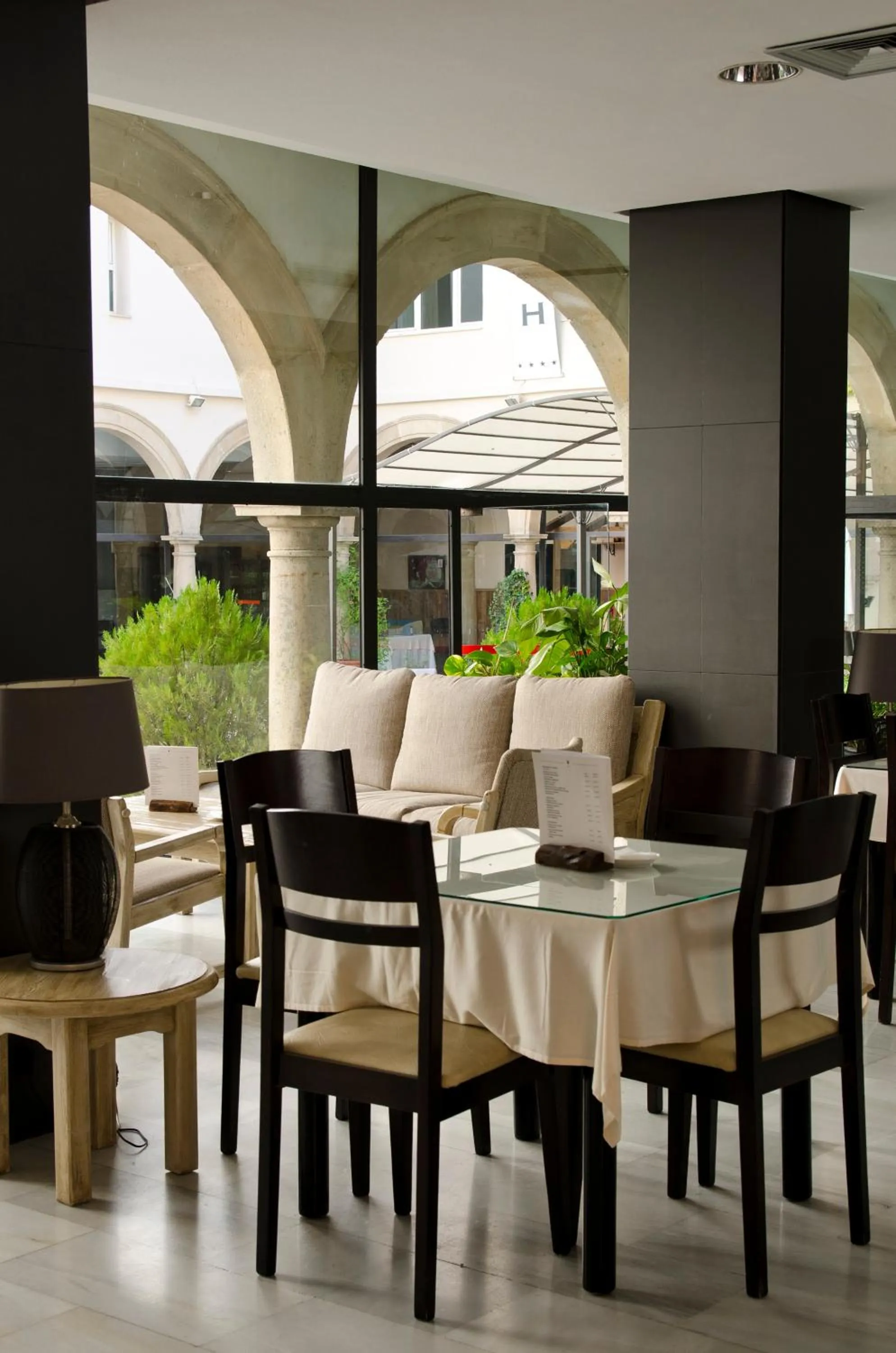 Lounge or bar in TRH Ciudad de Baeza