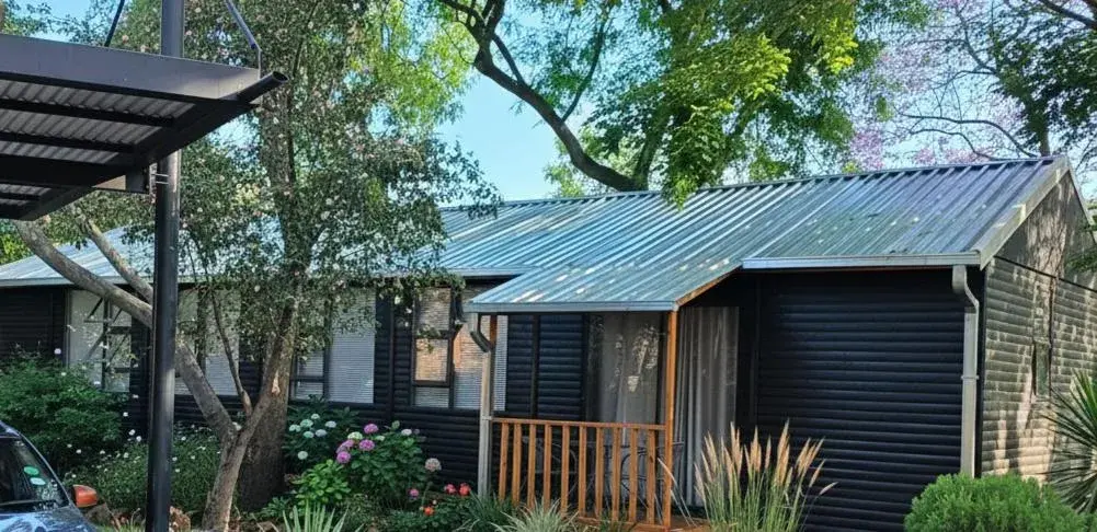 6-Bed Mixed Dormitory Room in Lipizzaner Lodge - Kyalami, Midrand 6-Bed Mixed Dormitory Room in Lipizzaner Lodge - Kyalami, Midrand