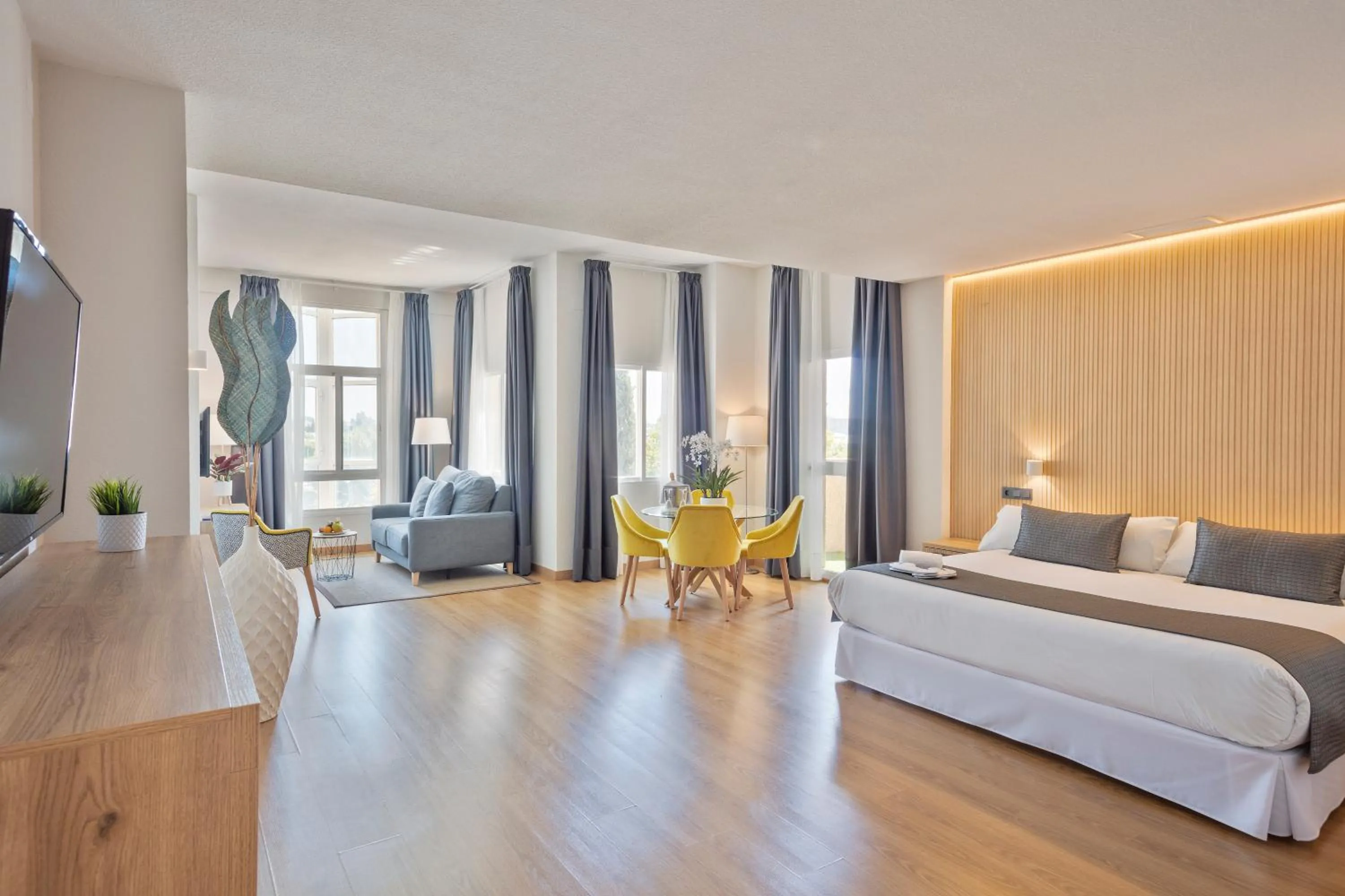 Seating area, Bed in Hotel TRH La Motilla