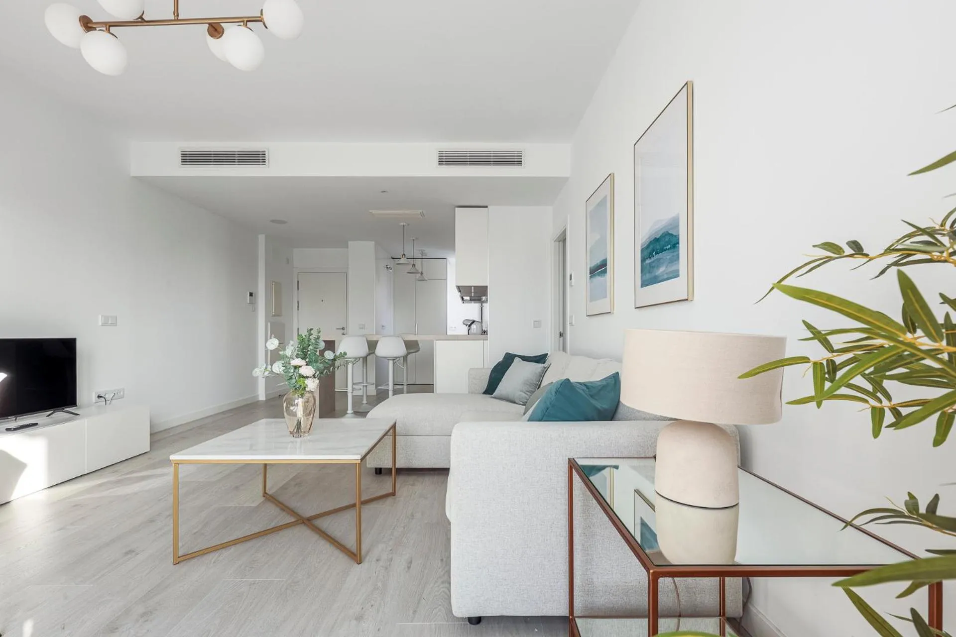 TV and multimedia in Uxama Sevilla Luxury Penthouse en Triana - Terraza y parking privados - piscina