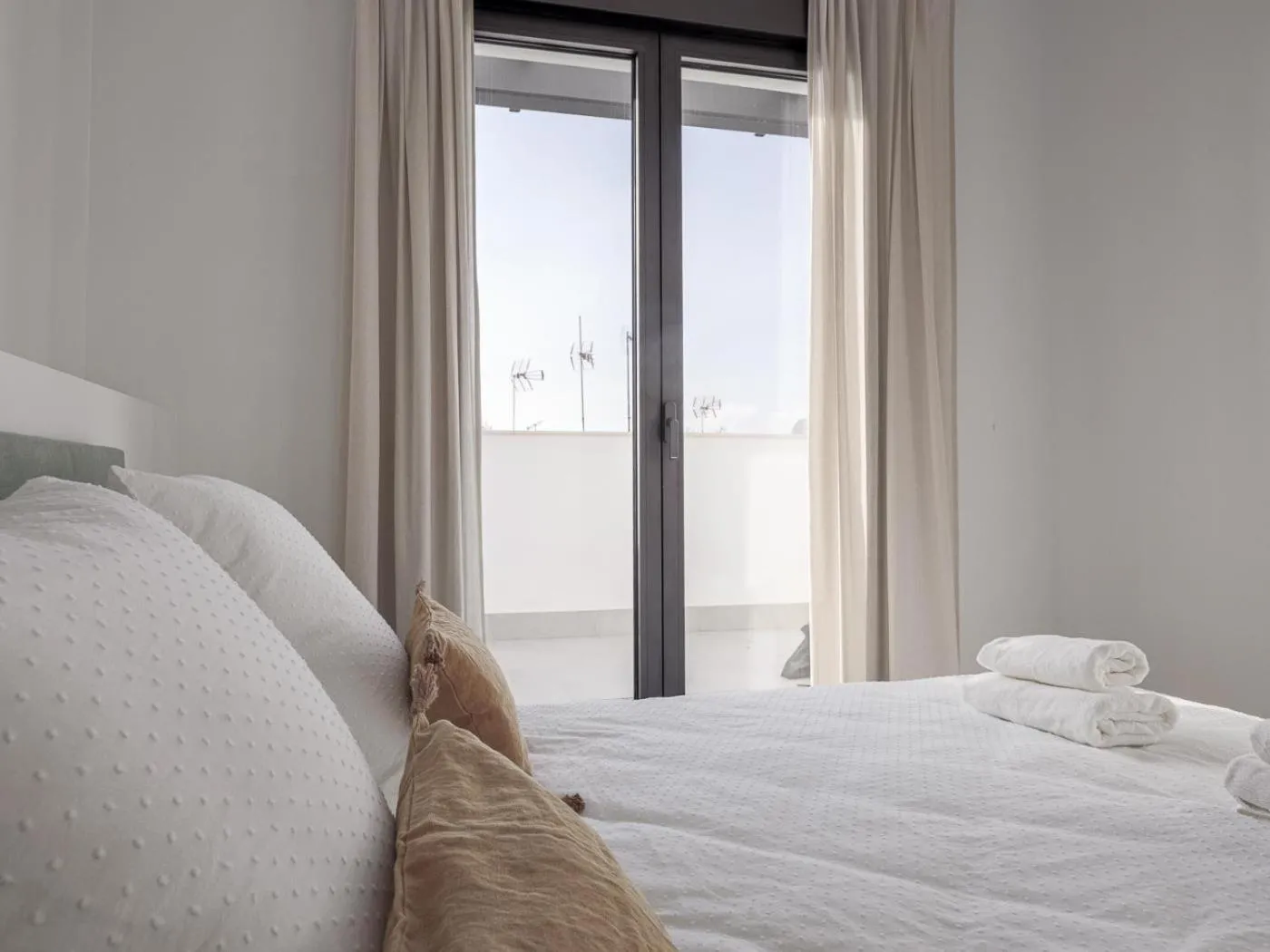 Photo of the whole room, Bed in Uxama Sevilla Luxury Penthouse en Triana - Terraza y parking privados - piscina