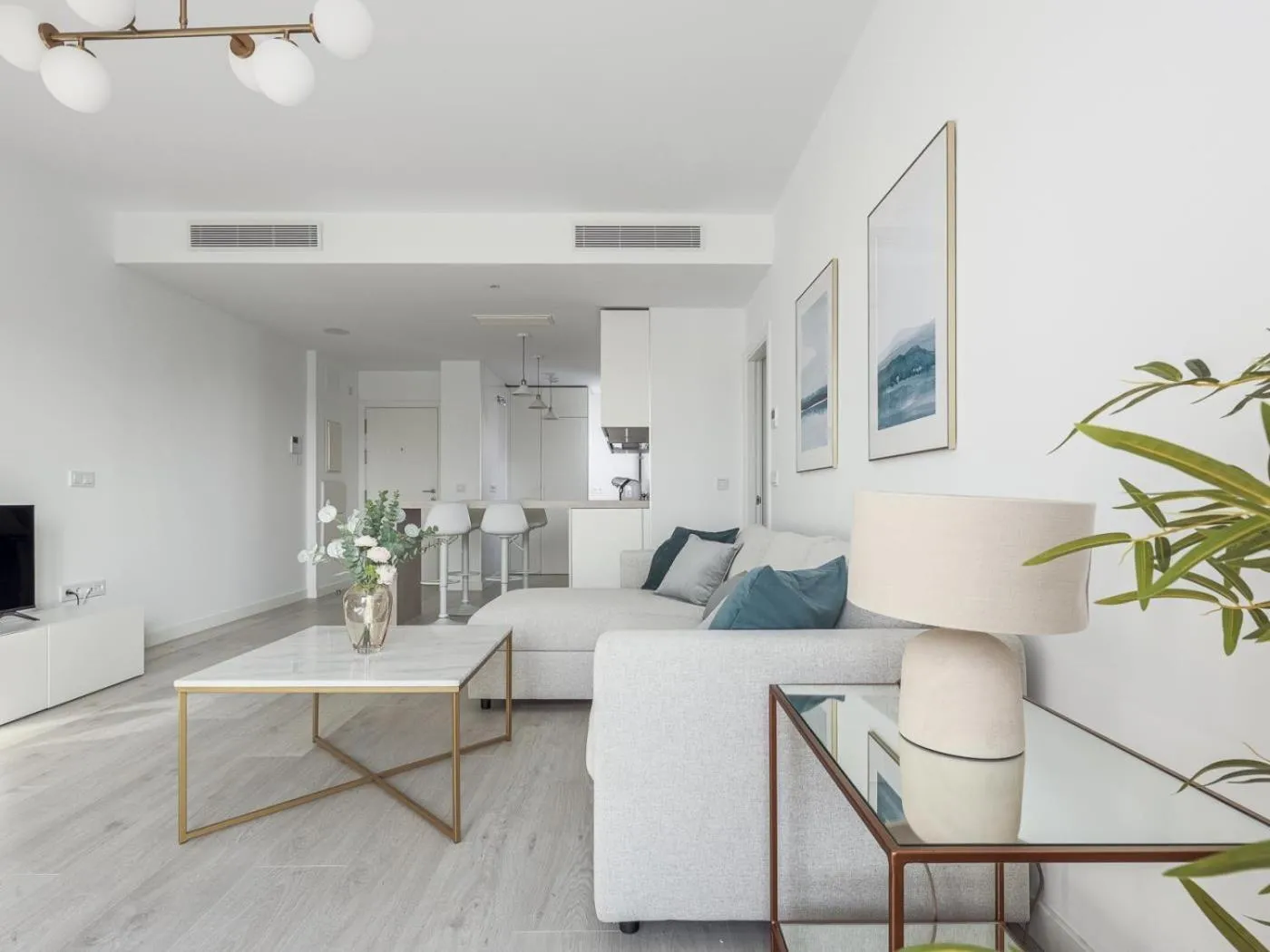 TV and multimedia in Uxama Sevilla Luxury Penthouse en Triana - Terraza y parking privados - piscina