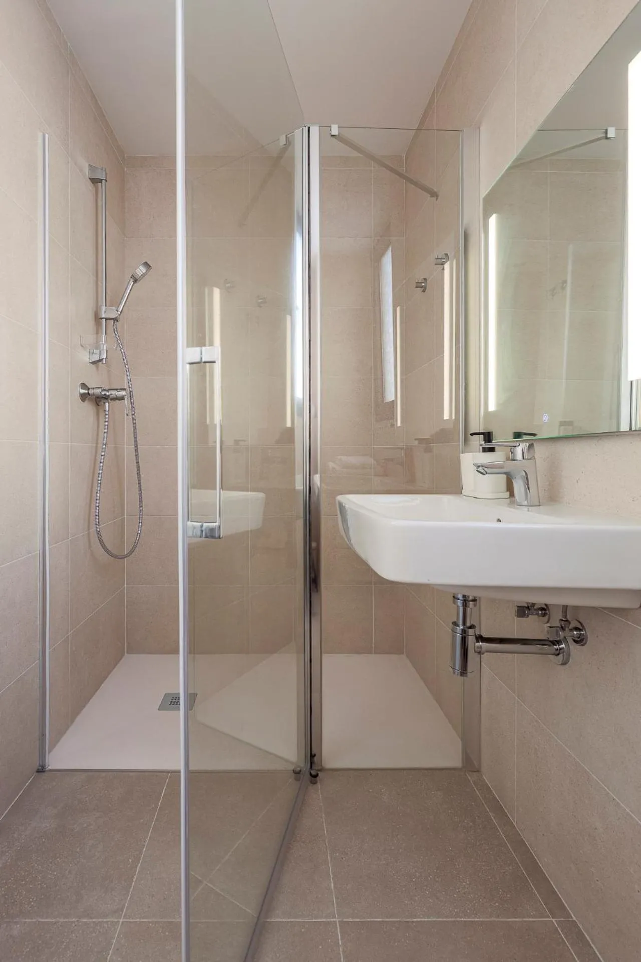 Shower in Uxama Sevilla Luxury Penthouse en Triana - Terraza y parking privados - piscina