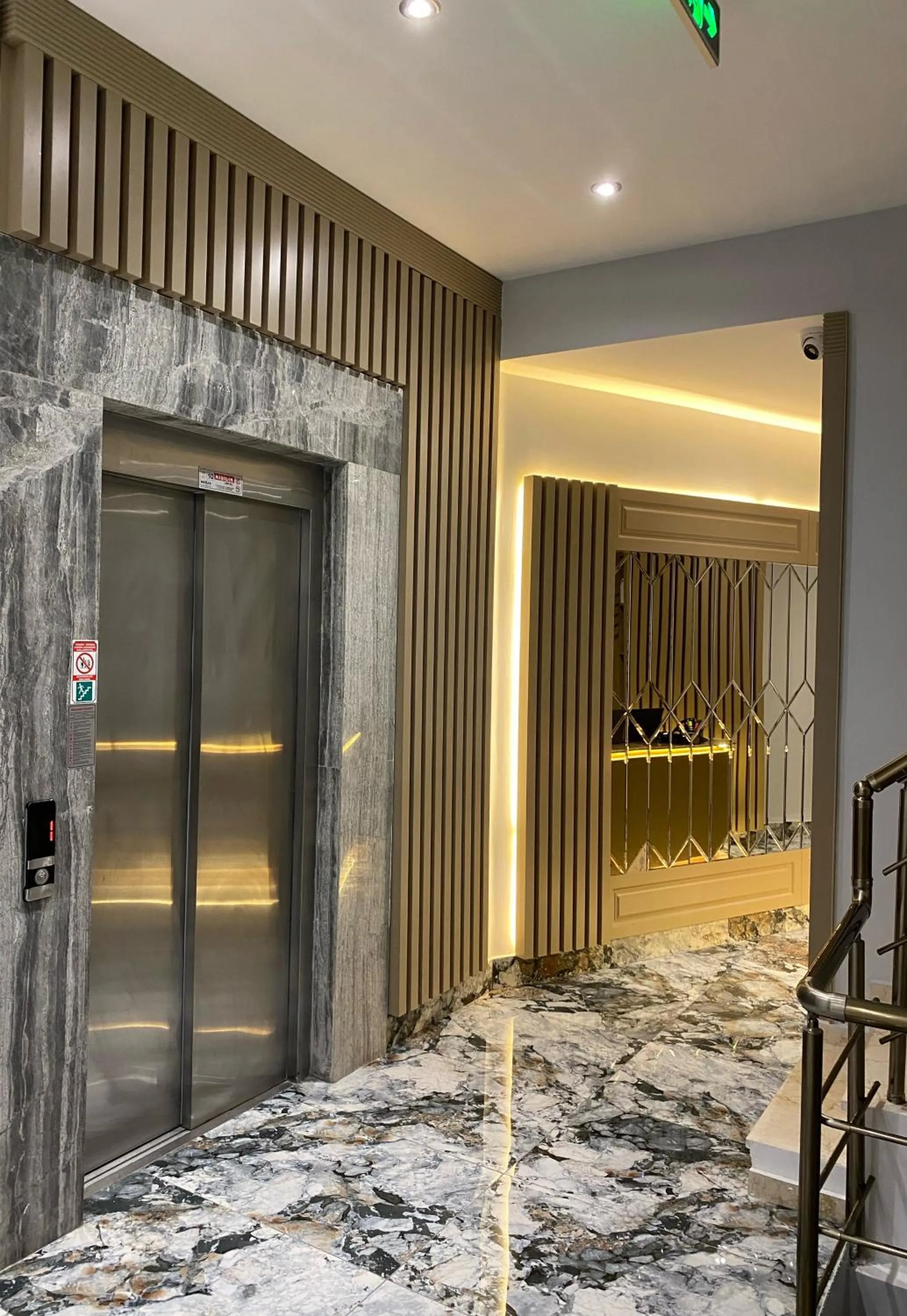 elevator in Asilzade Hotel Sirkeci