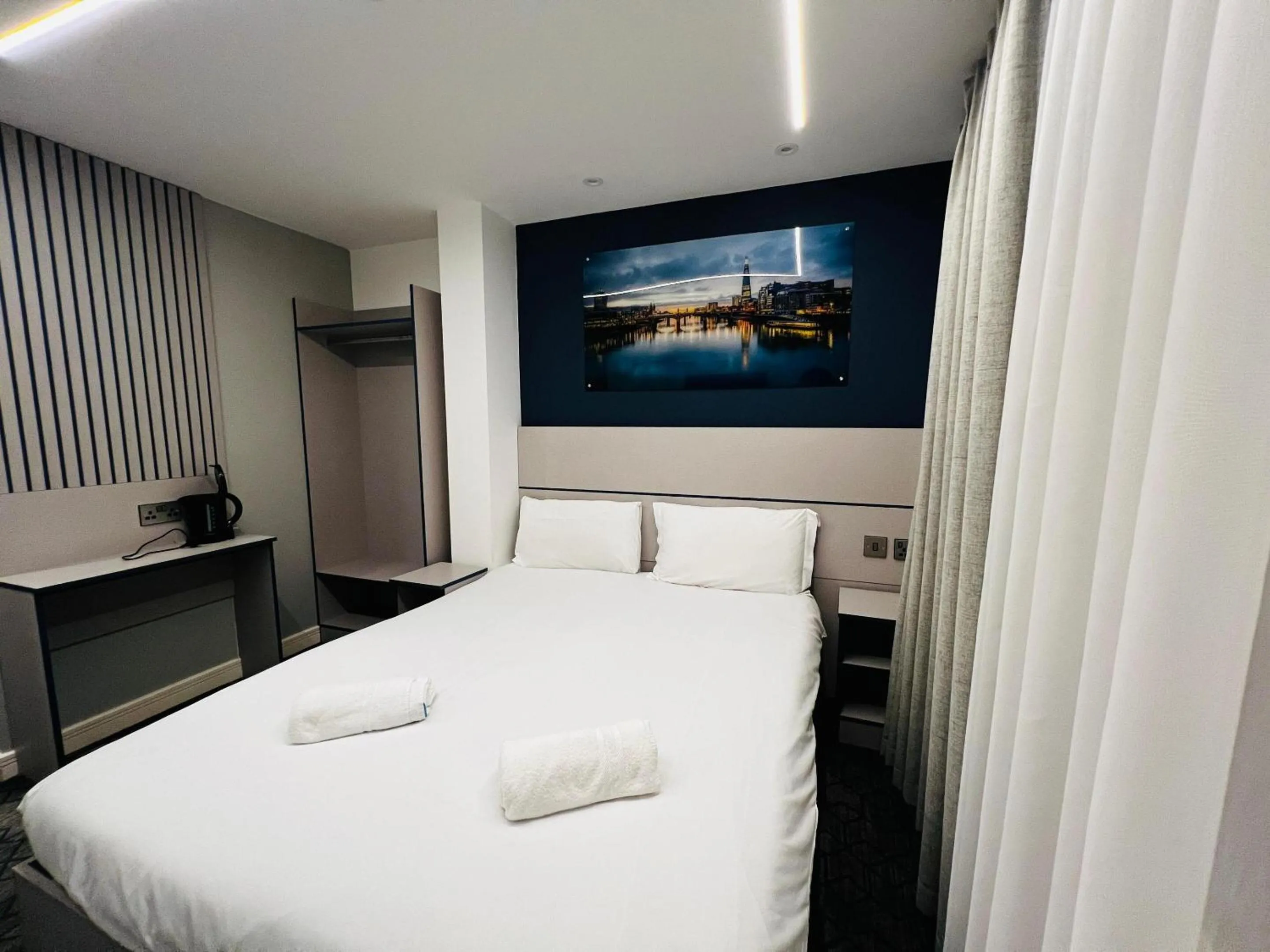 Bedroom, Bed in Ilford Grand Hotel