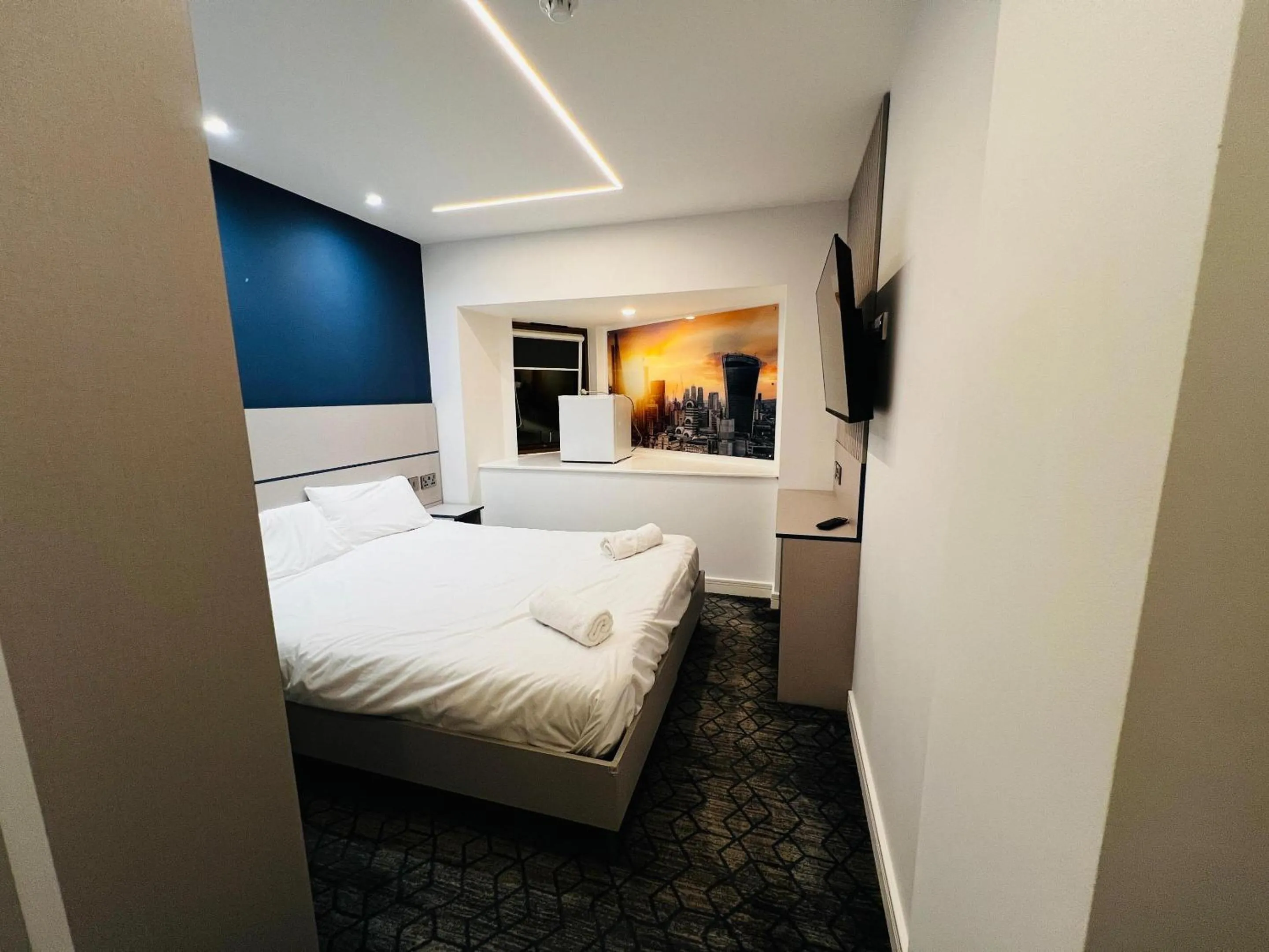 Bedroom, Bed in Ilford Grand Hotel