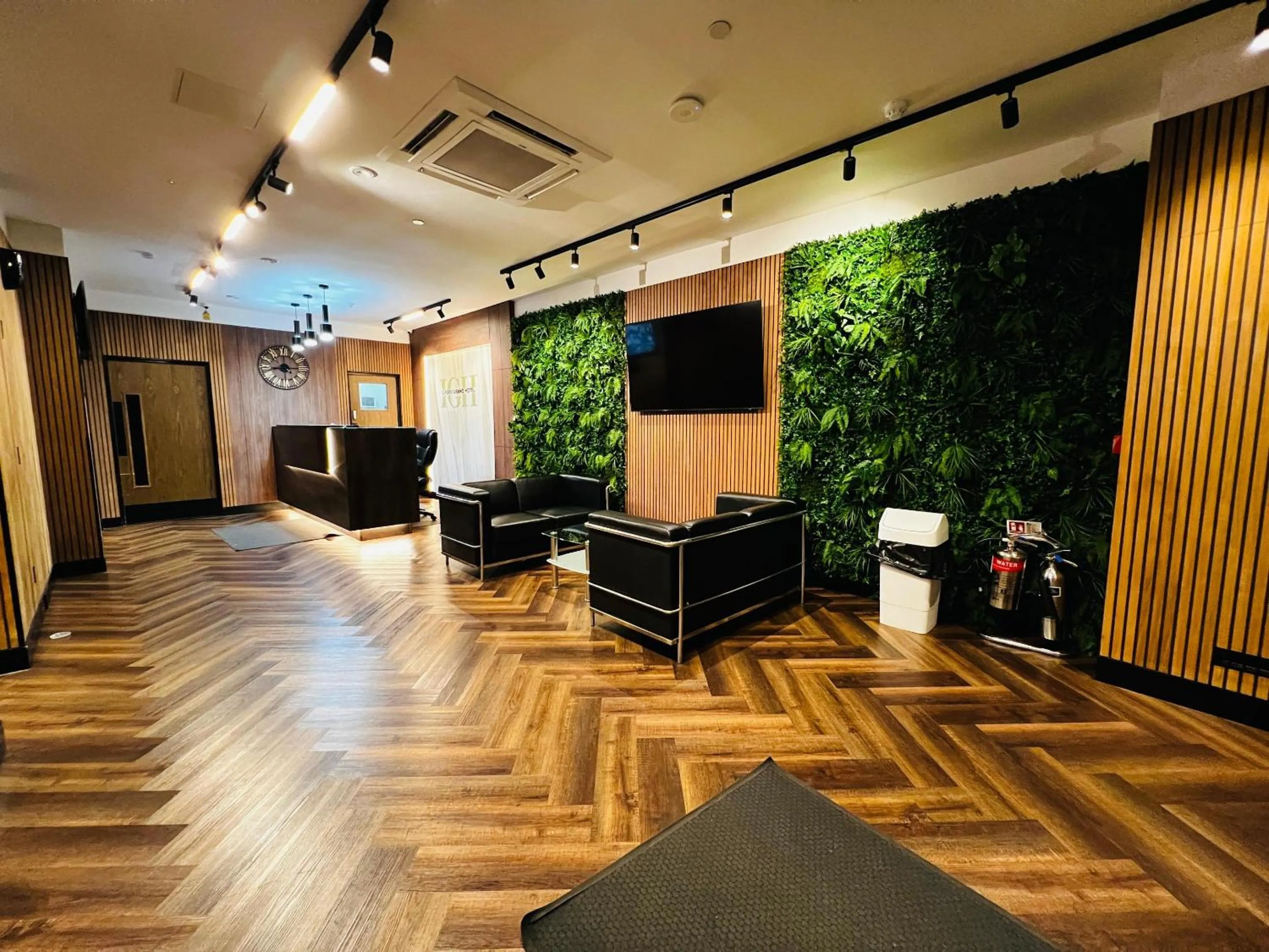 Lobby or reception in Ilford Grand Hotel